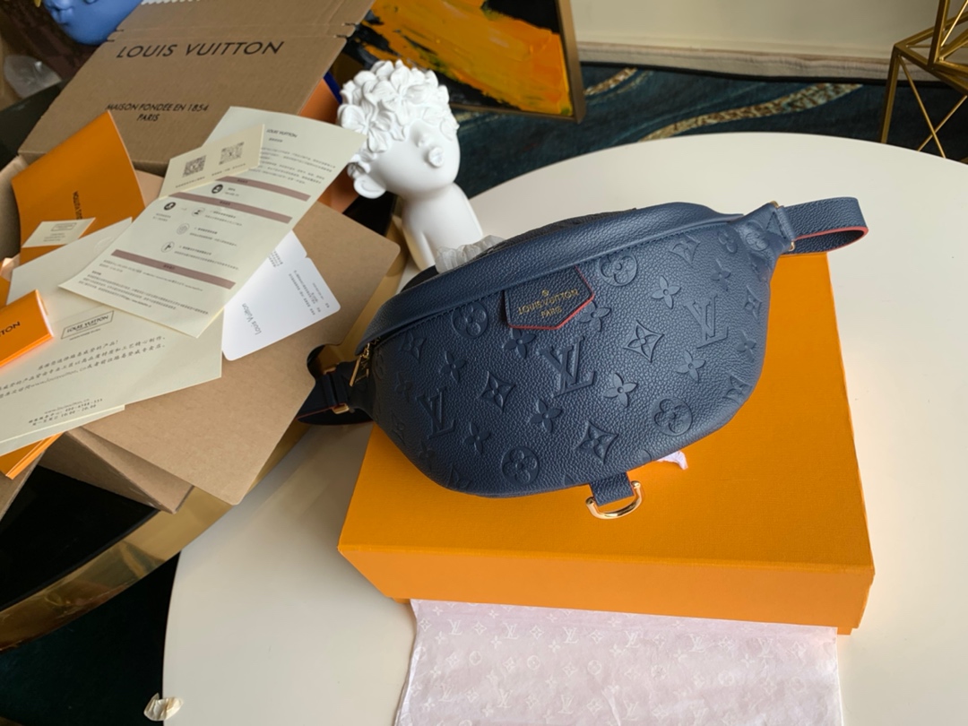 NO:395606,【Exclusive real photo M43644】White full leather BUMBAG chest bag, patterned style can be used as a waist bag, shoulder bag, crossbody...A variety of carrying methods, soft Monogram fabric, girly heart-blooded sticker pattern design, sports style adds a pure fashionable and casual temperament Size 37x14x13cm Picture quality packaging 2019.,LV [original leather],louis vuitton, shoulder bags19860909【独家实拍M43644】白色全皮 BUMBAG 胸包,图案款可当腰包,单肩包 、斜挎 …多种携带方式,柔软的Monogram面料 少女心爆棚的贴图案设计 运动造型增添纯正的时髦休闲气质 尺寸37x14x13cm 配图片精品包装2019.,LV【原厂皮】,louis vuitton,shoulder bags,Bag