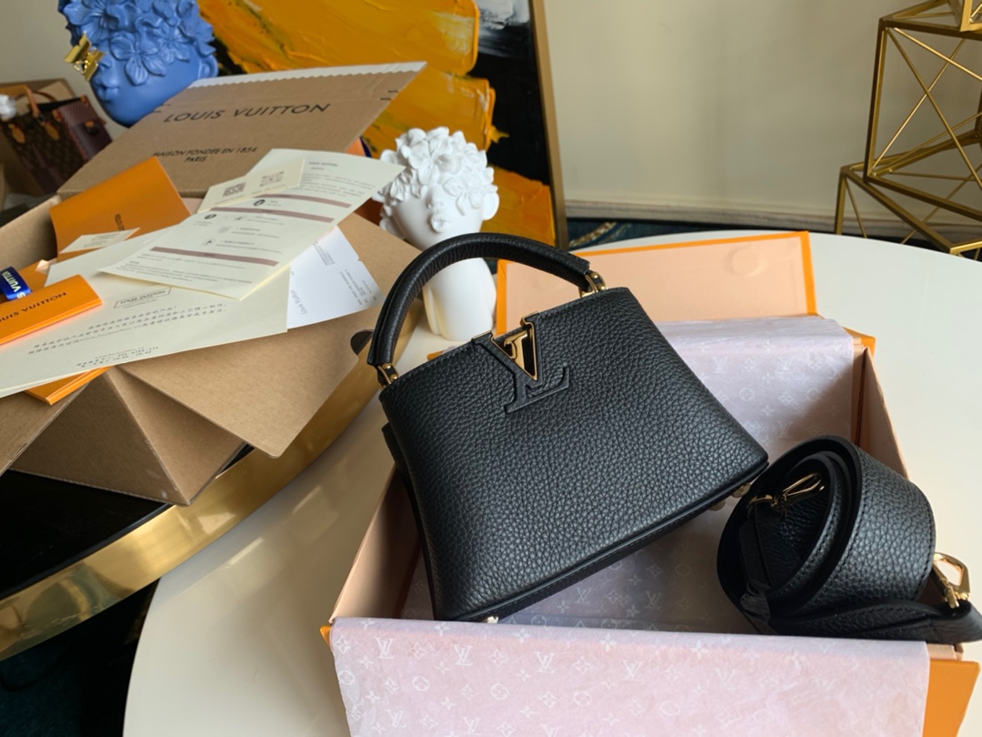 NO:395613,【Exclusive real photo M56071】 CAPUCINES mini handbag This Capucines mini handbag reveals the delicate and subtle luster of the Taurillon leather. It uses a skillful and removable wide shoulder strap to make the pocket size accompany you on the shoulder or crossbody!  size:21x14x8cm Pictured high-quality packaging.950,LV [original leather],louis vuitton19860909【独家实拍M56071】 CAPUCINES 迷你手袋 本款 Capucines 迷你手袋展露细腻 Taurillon 皮革的微妙莹泽,.巧用可拆卸宽肩带,令袖珍尺寸以肩背或斜挎方式随行！ size:21x14x8cm 配图精品包装.950,LV【原厂皮】,louis vuitton,Bag