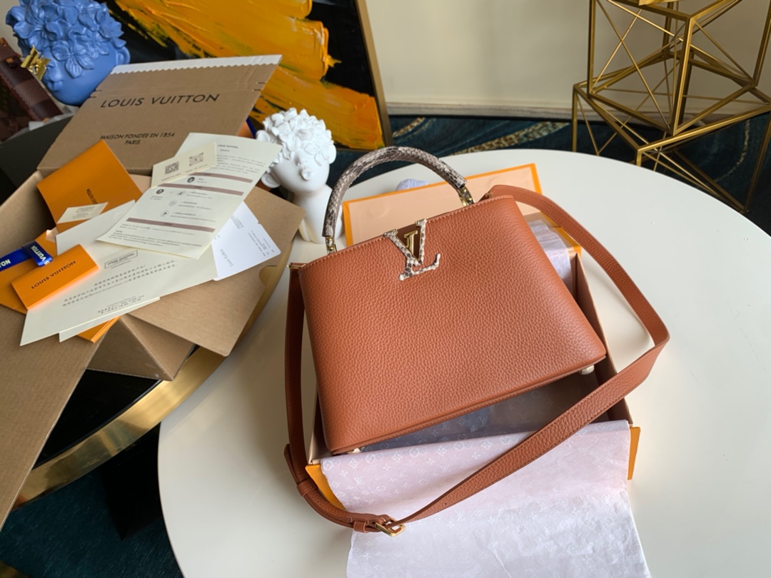 NO:395609,【Exclusive real photo M97980】Naying same veil bag Capucines small handbag Red gold buckle This model is made of Taurillon leather material and matched with eye-catching rose gold metal. The shape is small, the fashionable and soft colors complement the simple and simple appearance. It is equipped with a lady-style top handle, can be shoulder-mounted, cross-body, or can be carried. Size 27x18x9cm, super high-quality packaging with pictures., LV [original leather], louis vuitton19860909【独家实拍M97980】那英同款盖头包Capucines 小号 手袋 红色金扣这款采用Taurillon皮革材质,搭配醒目的玫瑰金金属 造型小巧,时尚柔美的色彩与简约素净的外观相得益彰,配有淑女风格的顶部手柄,可肩背,可斜挎,亦可手提.尺寸27x18x9cm 配图超精品包装.,LV【原厂皮】,louis vuitton,Bag