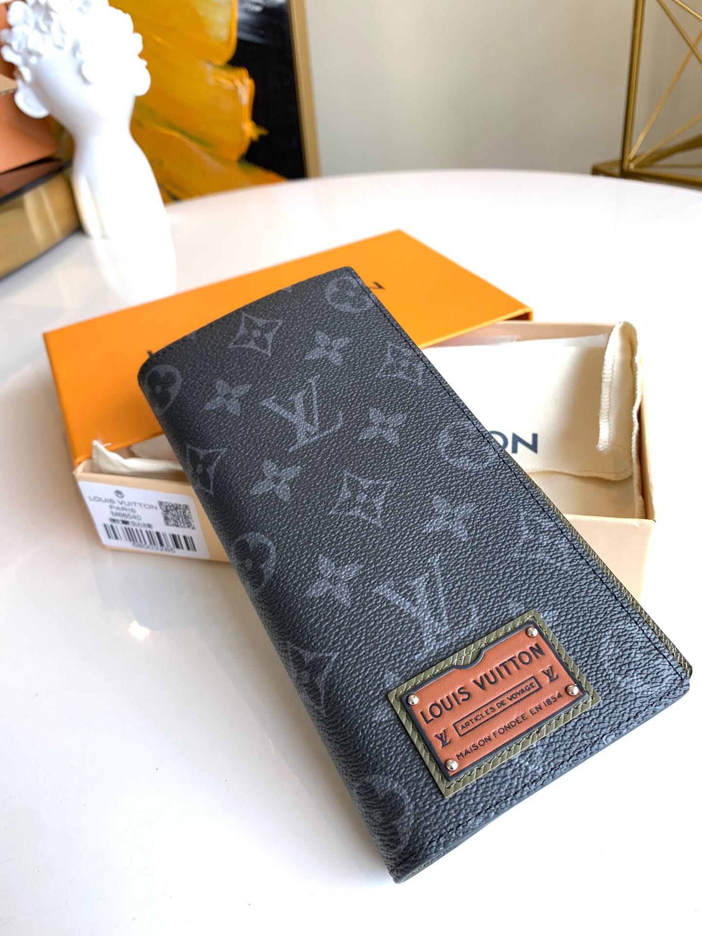 NO:395589,[Exclusive real-life M66540 badge] This wallet is made to commemorate the explorer Pierre Savorgnan de Brazza, a explorer living in Africa. It is made of Damier Graphite canvas. It is practical, masculine and has a very urban style. It can be easily placed in the top pocket size 19x10cm., LV [original leather], louis vuitton19860909【独家实拍M66540徽章】这款皮夹是为了纪念居住于非洲的探险家Pierre Savorgnan de Brazza而制,采用DamierGraphite帆布制造,设计实用,男性化,极具都会风格.可轻易放入上衣口袋尺寸19x10cm .,LV【原厂皮】,louis vuitton,Bag