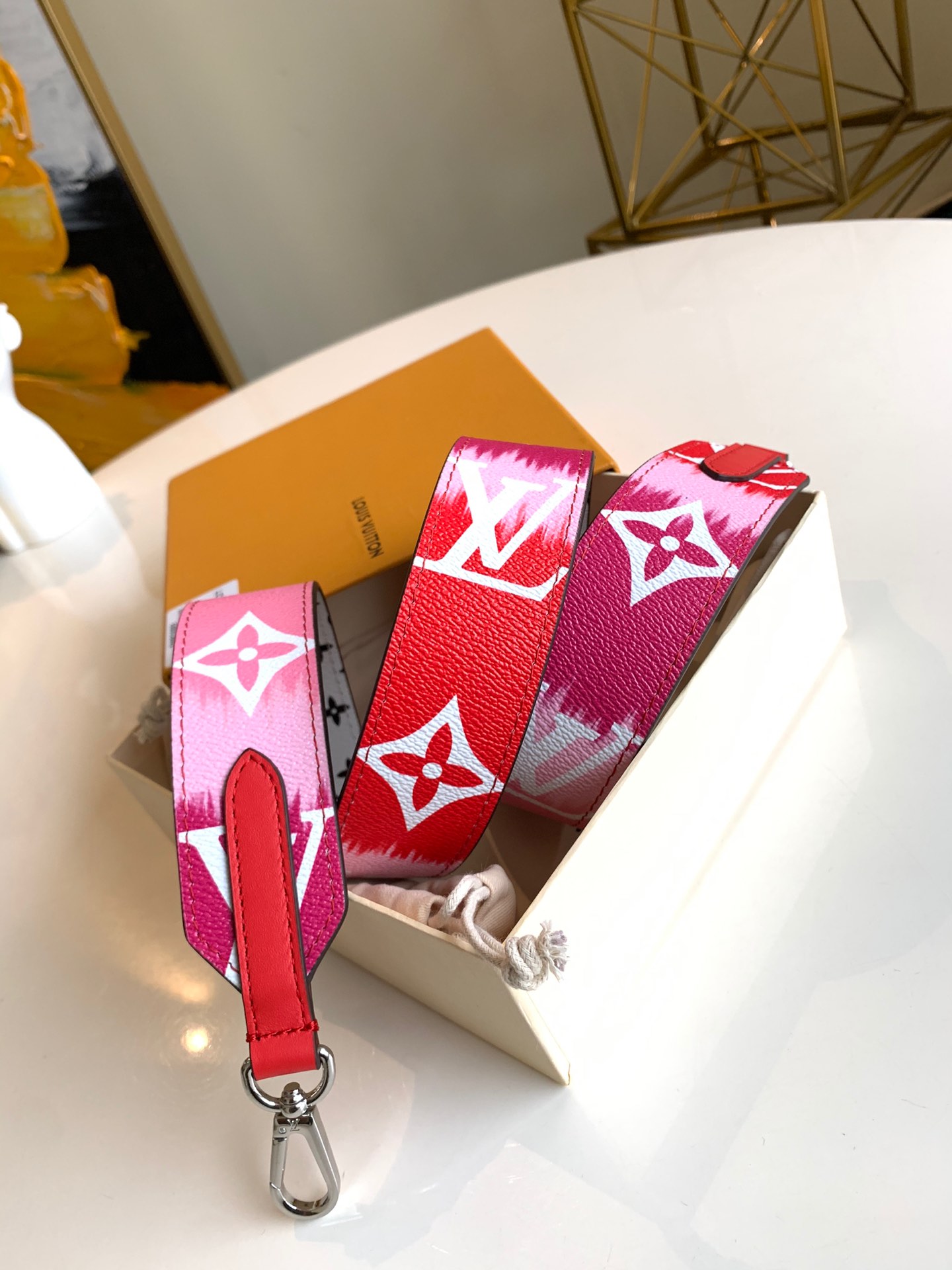 NO:395598,[Exclusive real photo JO red] universal shoulder strap!  MONOGRAM creates an ideal accessories for personalized bags. This shoulder strap is made of Monogram canvas, adding a fashionable and colorful style to the overall shape. The practical spring buckle design is convenient for connecting and removing. Length 100cm., LV [original leather], louis vuitton19860909【独家实拍JO红色】万能肩带！MONOGRAM打造个性包袋的理想配饰,此款肩带采用Monogram帆布材质,为整体造型增添一分时尚而多彩的风格.实用的弹簧扣设计,方便连接与脱卸 长度100cm .,LV【原厂皮】,louis vuitton,Bag