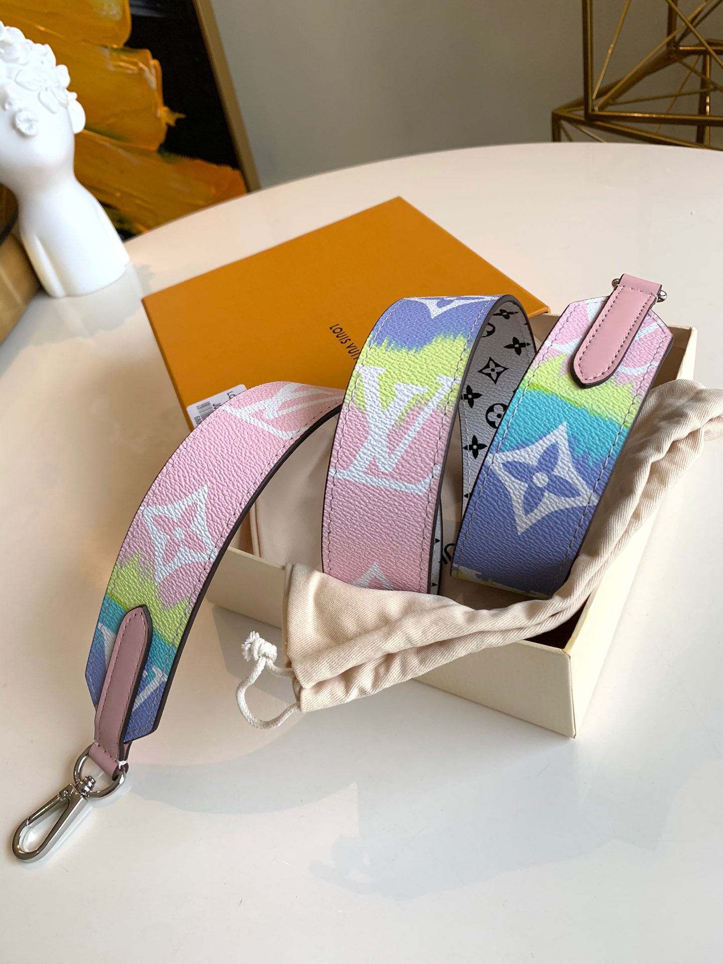 NO:395601,[Exclusive real photo of JO2477 pink] universal shoulder strap!  MONOGRAM creates an ideal accessories for personalized bags. This shoulder strap is made of Monogram canvas, adding a fashionable and colorful style to the overall shape. The practical spring buckle design is convenient for connecting and removing. Length 100cm., LV [original leather], louis vuitton19860909【独家实拍JO2477粉色】万能肩带！MONOGRAM打造个性包袋的理想配饰,此款肩带采用Monogram帆布材质,为整体造型增添一分时尚而多彩的风格.实用的弹簧扣设计,方便连接与脱卸 长度100cm .,LV【原厂皮】,louis vuitton,Bag