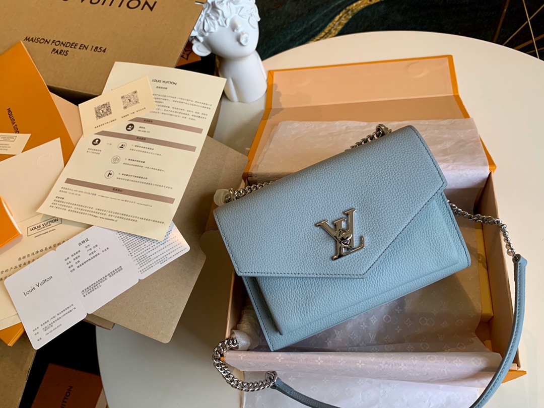 NO:395610,[Exclusive real photo M51418 light blue pictures and super high-quality packaging] M55848 M51424Mylockme BB handbag is made of soft calfskin, which brings the college temperament into the pocket configuration, and then uses neat lines to build a sufficient storage space. Size 22.5 x 17.0 x 5.5 cm.,LV [original leather],louis vuitton,cowhide19860909【独家实拍M51418浅兰配图超精品包装】M55848 M51424Mylockme BB 手袋取材柔软小牛皮,将学院气质收入袖珍构型,再以利落线条构筑充裕收纳空间.尺寸22.5 x 17.0 x 5.5 cm .,LV【原厂皮】,louis vuitton,cowhide,Bag