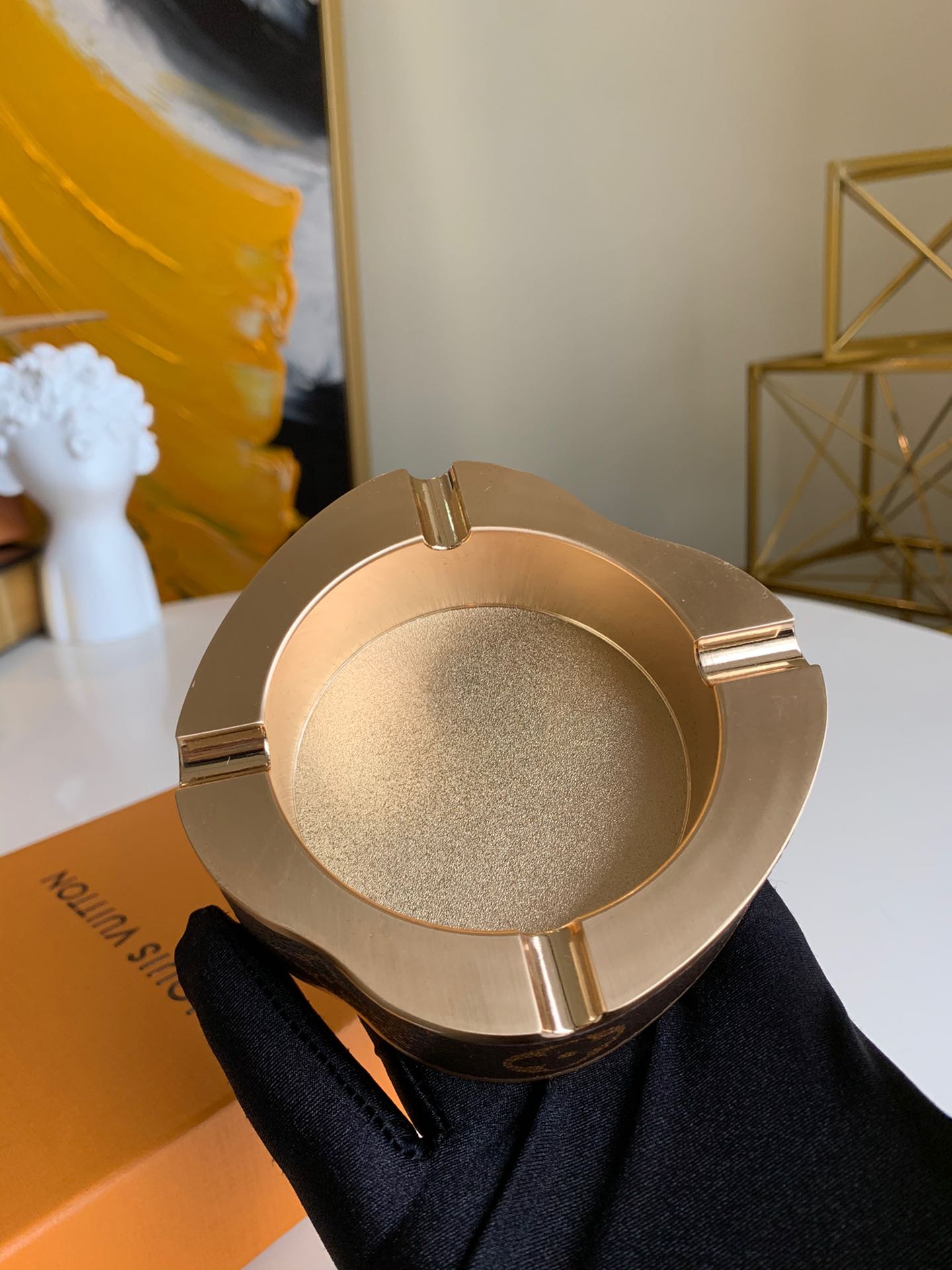 NO:395617,[Exclusive real ashtray] Ashtray/cigar tank is made of imported leather, hardware, easy to clean, office, must-have for private clubs, gifts, anti-slip base, size 15x4x12.,LV [original leather],louis vuitton19860909【独家实拍烟灰缸】烟灰缸/雪茄缸 采用进口皮料 五金材质 易清洗、办公室 私人会所必备 送礼佳品 防滑底 尺寸15x4x12 .,LV【原厂皮】,louis vuitton,Bag