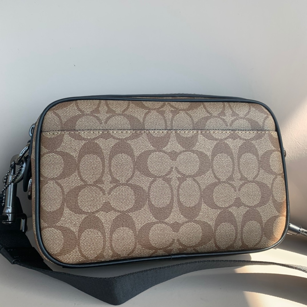 Coach 新款coach89188徽章双拉链相机包 双层空间 容量大 男女通用 个性十足 潮流 尺寸24/17 供应