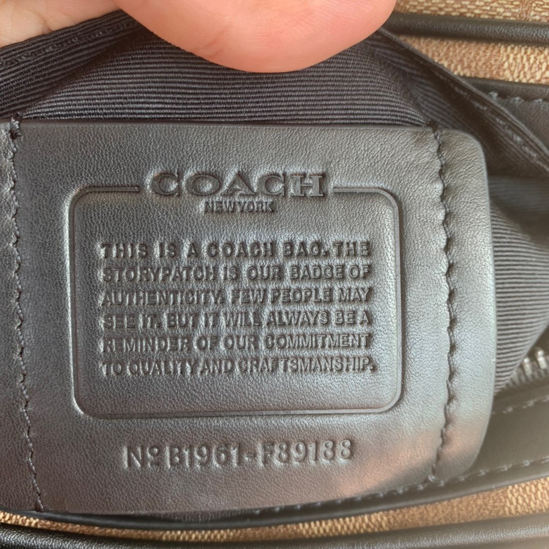 Coach 新款coach89188徽章双拉链相机包 双层空间 容量大 男女通用 个性十足 潮流 尺寸24/17 供应