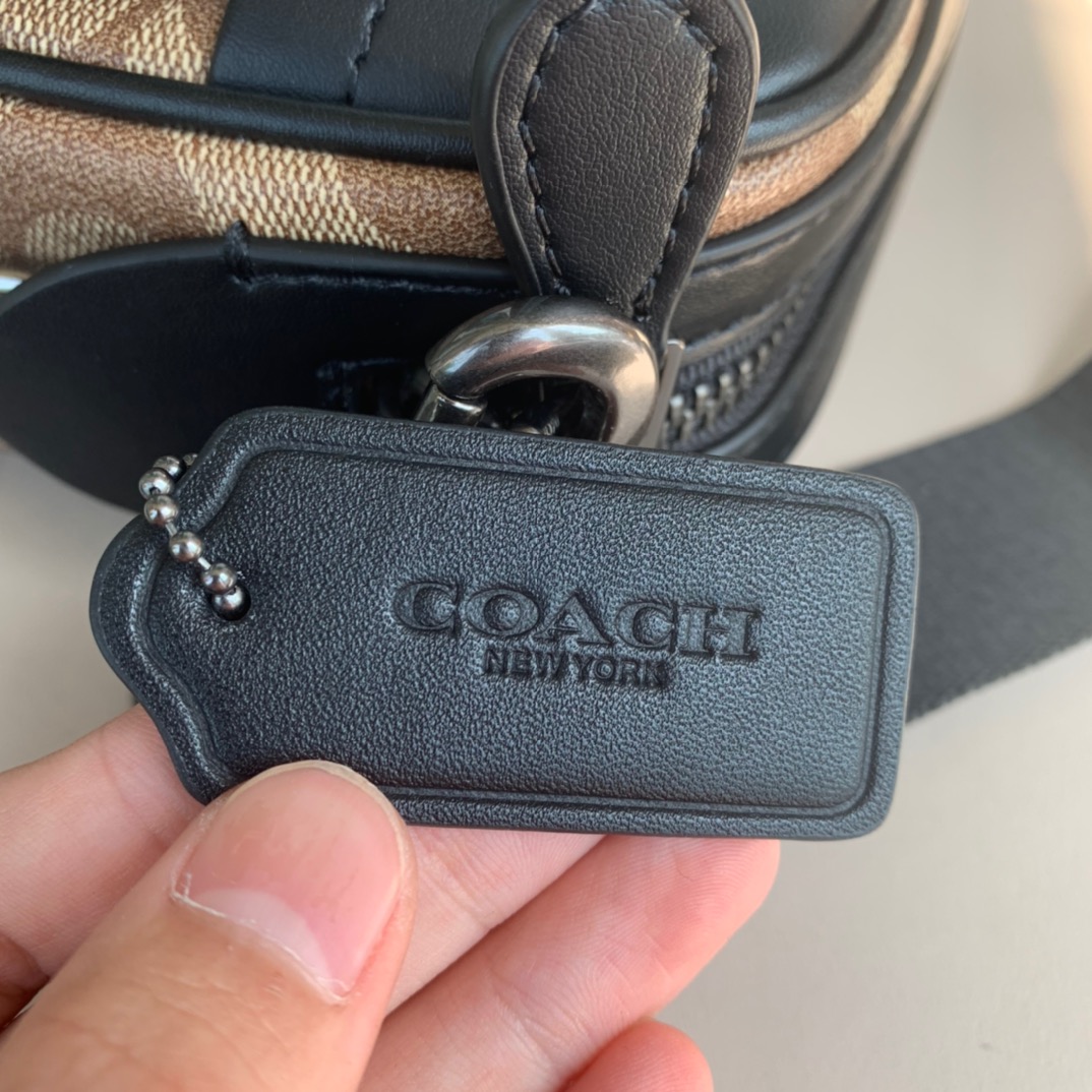 Coach 新款coach89188徽章双拉链相机包 双层空间 容量大 男女通用 个性十足 潮流 尺寸24/17 供应