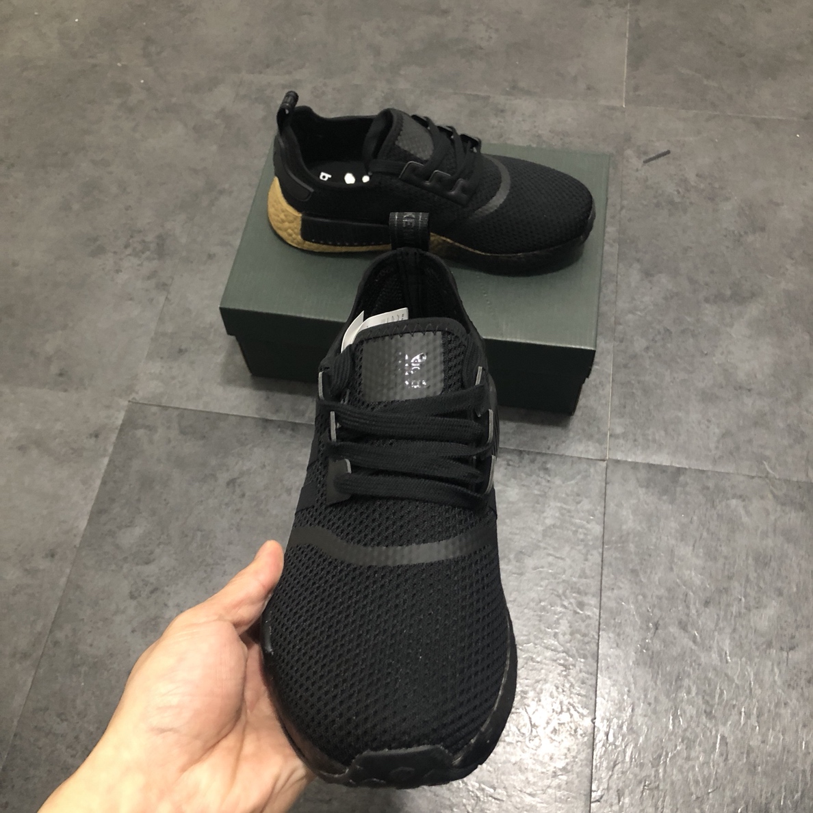 230 公司级巴斯夫阿迪达斯 Adidas NMD R-1 街头风经典百搭跑步鞋 FU9352