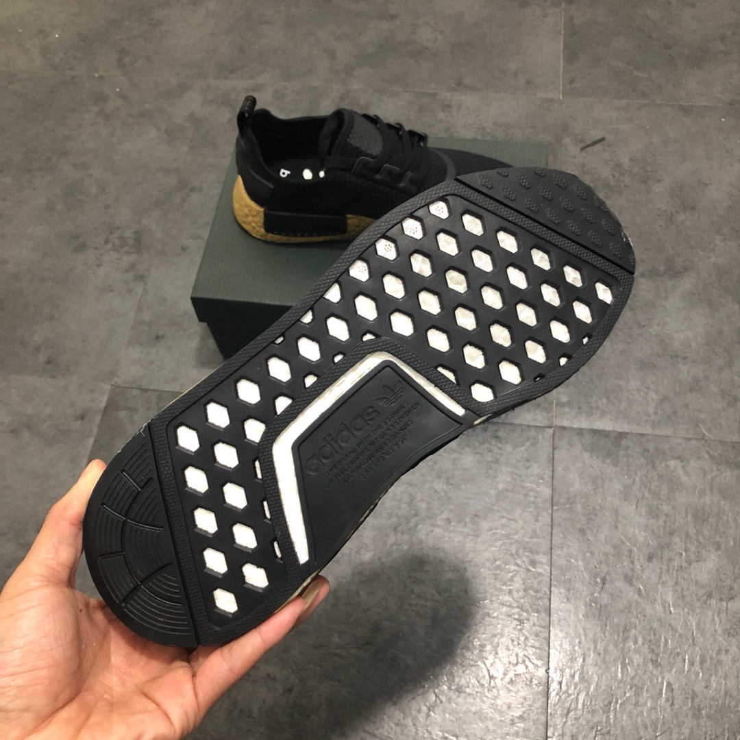 230 公司级巴斯夫阿迪达斯 Adidas NMD R-1 街头风经典百搭跑步鞋 FU9352