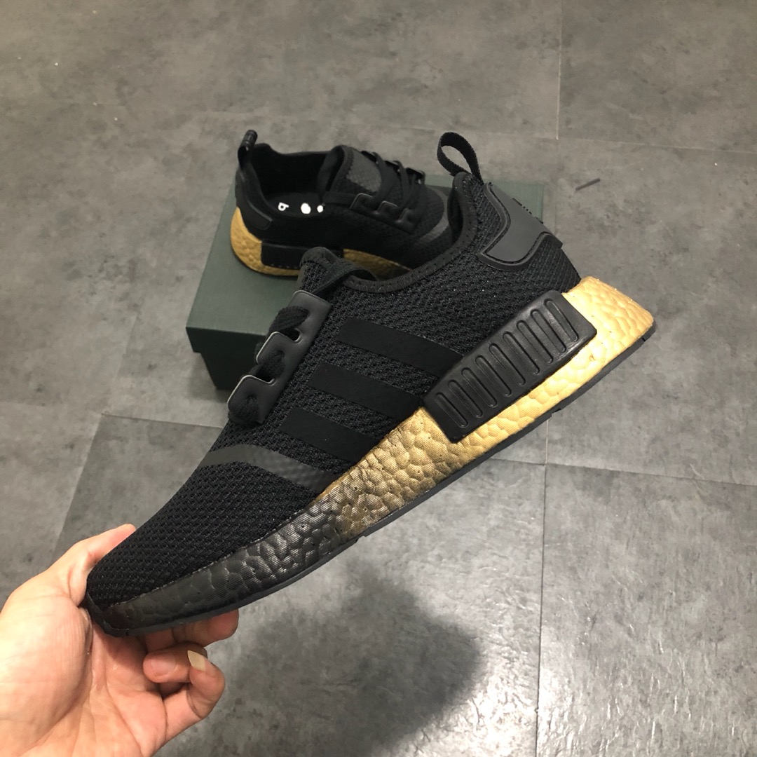 230 公司级巴斯夫阿迪达斯 Adidas NMD R-1 街头风经典百搭跑步鞋 FU9352