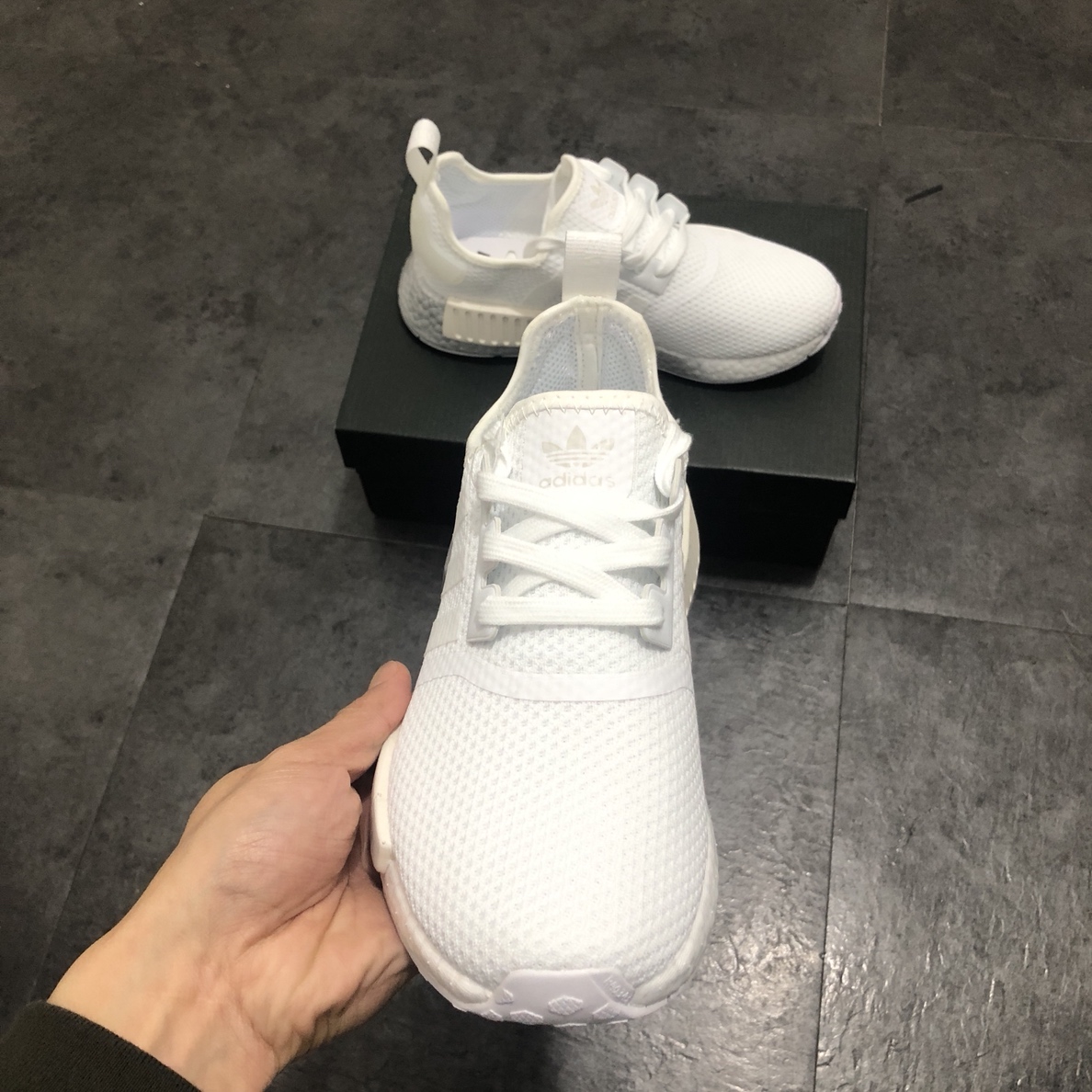 230 公司级巴斯夫阿迪达斯 Adidas NMD R-1 街头风经典百搭跑步鞋 FU9350