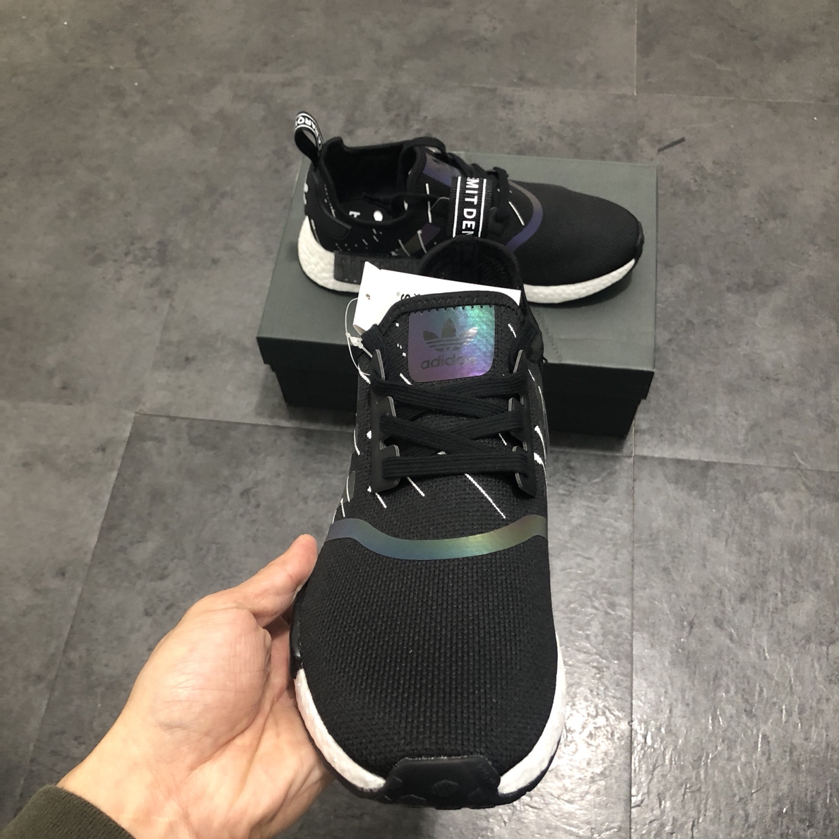 230 公司级巴斯夫阿迪达斯 Adidas NMD R-1 街头风经典百搭跑步鞋 FW3331