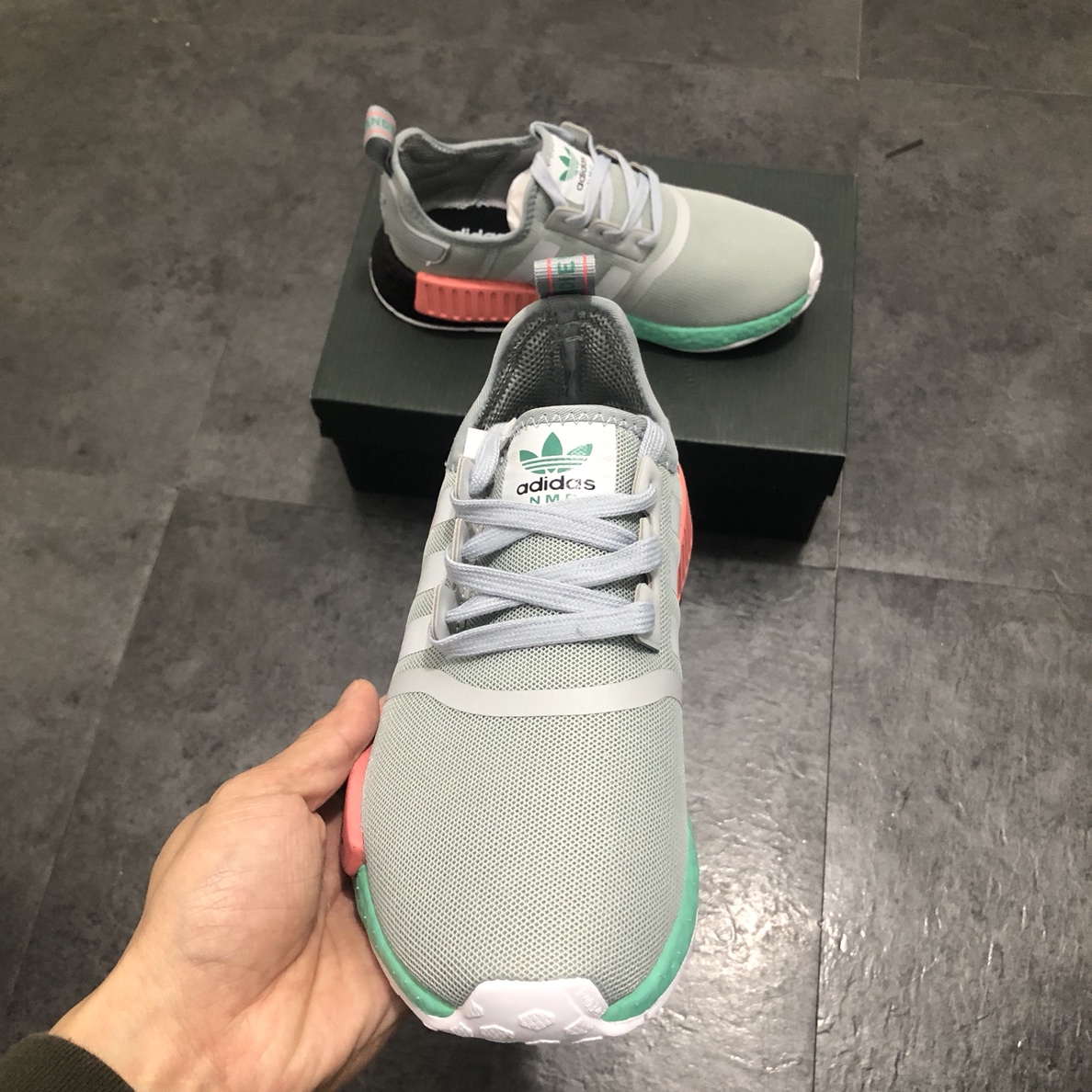 230 公司级巴斯夫阿迪达斯 Adidas NMD R-1 街头风经典百搭跑步鞋 FX4353