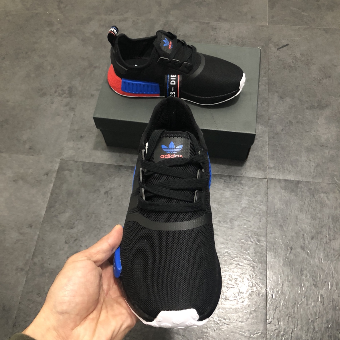 230 公司级巴斯夫阿迪达斯 Adidas NMD R-1 街头风经典百搭跑步鞋  FX4355