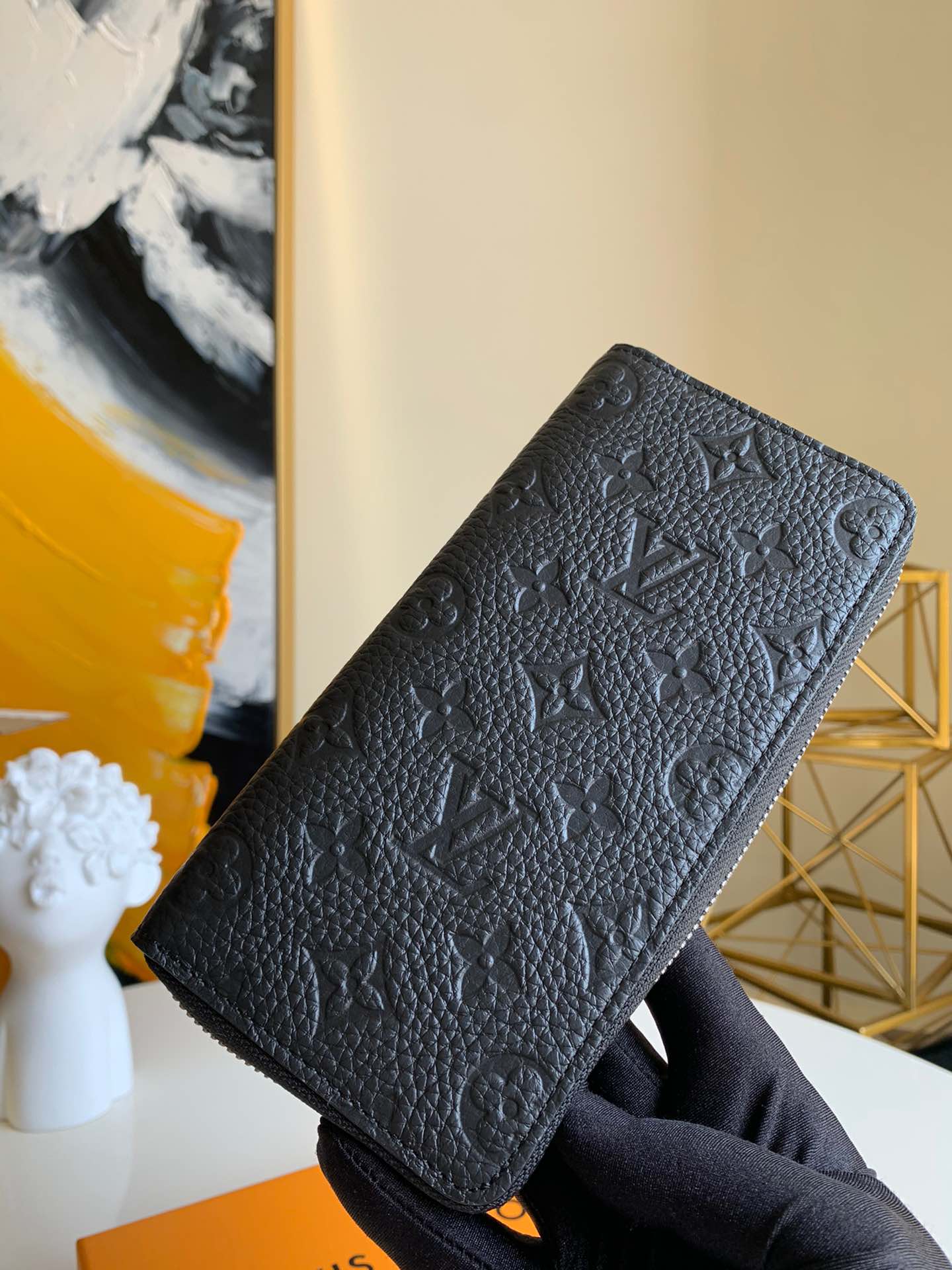 NO:400933,【Exclusive real photo M69047】ZIPPY VERTICAL zipper clip!  Zippy Vertical wallet is soft Taurillon leather embossed Monogram pattern, neat and full zipper structure with card slots, pockets and zipper compartments, which can properly store banknotes, documents and coins. Detailed features, 10.0x 20.0x 2.0 cm, (Length x Height x Width) Taurillon cowhide, cowhide lining, matte metal parts, card mezzanine, business card mezzanine, large organ compartment, can hold banknotes, zipper compartments, coins, compartments, documents and notes. 350, LV [original leather], louis vuitton, cowhide19860909【独家实拍M69047】ZIPPY VERTICAL 拉链夹！Zippy Vertical 钱夹为柔软 Taurillon 皮革压印 Monogram 图案,利落全拉链结构内设卡位、口袋及拉链隔层,可妥帖地收纳钞票、文件和硬币.详细特征、10.0x 20.0x 2.0 cm 、(长x 高x 宽) Taurillon 牛皮、牛皮内衬、哑光金属件、卡片夹层、名片夹层、大号风琴隔层,可放钞票、拉链隔层,可放硬币、隔层,可放文件和票据 .350,LV【原厂皮】,louis vuitton,cowhide,Bag