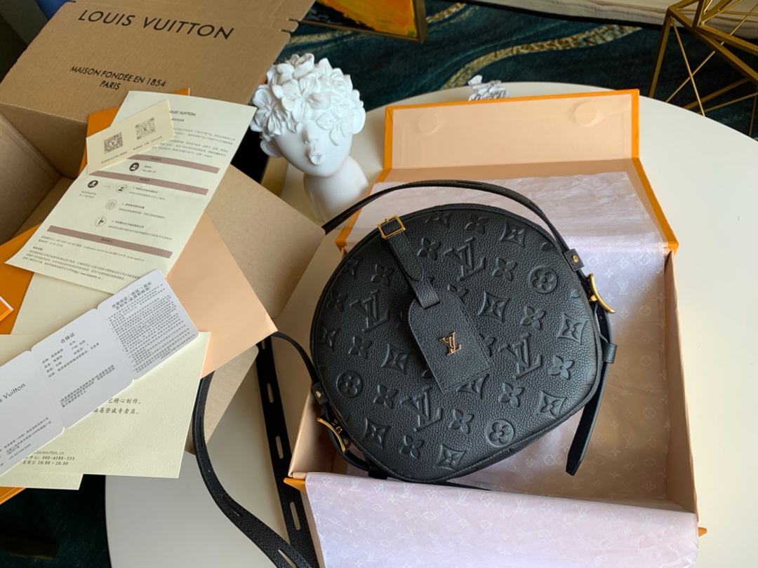 NO:395631,[Exclusive real photo M45167 picture-accessed high-quality packaging] M52294 compared to traditional square bags. This chubby round cake is stylish and more eye-catching. The bag is made of soft presbyopia. The elasticity and capacity are both high. The innovatively designed leather long shoulder straps are full length with hollow holes. Easily adjust and change the shape. It is not a problem to carry, one shoulder, crossbody or even shoulder-only. Once launched, it becomes the king of the new generation of bags! Size 20 x 22.5 x 8 cm Pictured high-quality packaging.,LV【original leather】,louis vuitton19860909【独家实拍M45167配图精品包装】M52294对比传统的方型包款 这个胖嘟嘟的圆饼有型有款 更加抢眼包身采用柔软老花帆布 弹性和容量都是杠杠滴 创新设计的皮革长肩带 全长带有一个个中空孔位 轻松调整改变造型 手拎、单肩、斜挎甚至只肩揹都不是问题 一推出就成为新一代包包中的王炸！尺寸20 x 22.5 x 8 cm 配图精品包装 .,LV【原厂皮】,louis vuitton,Bag