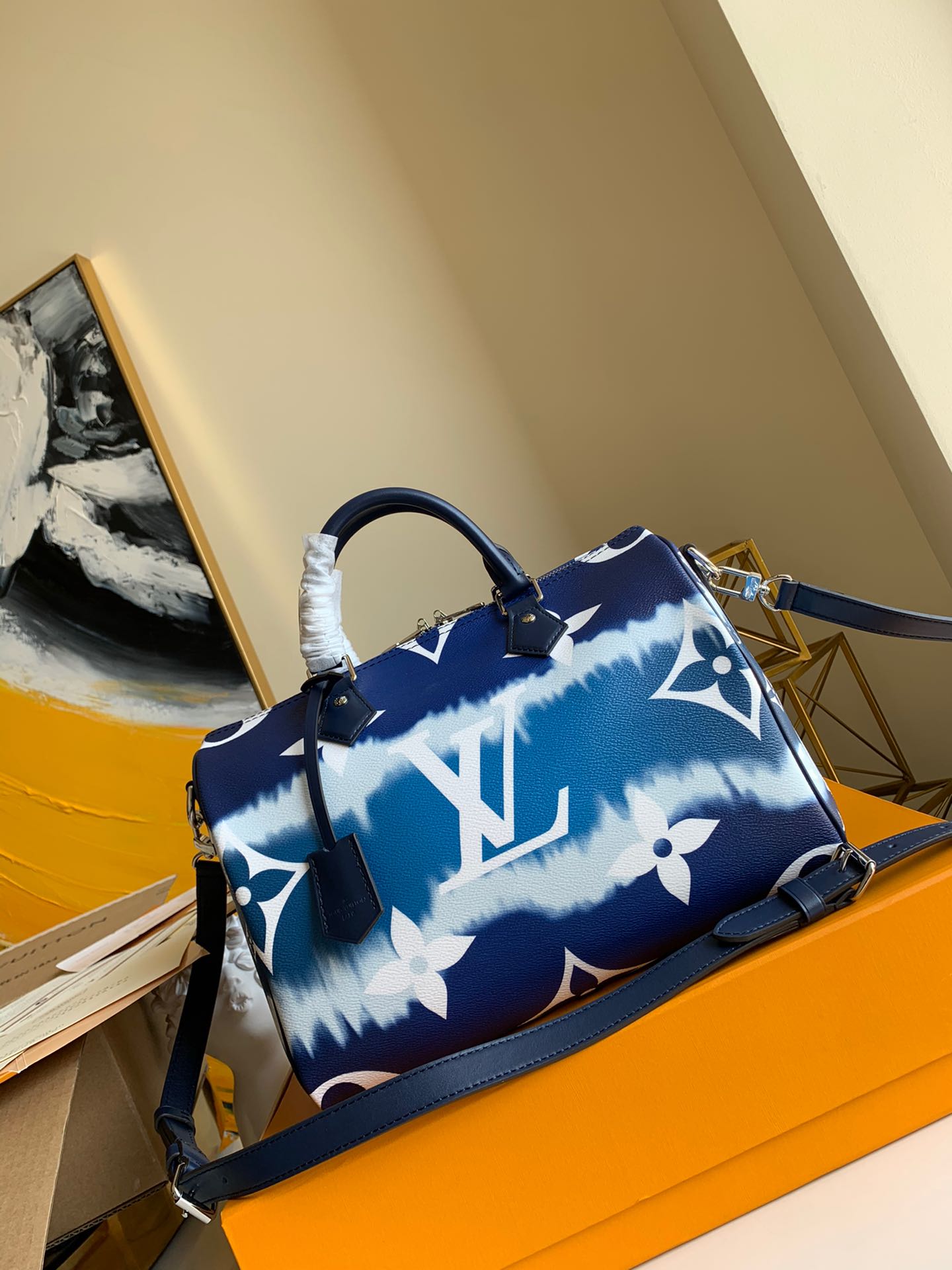 NO:395625,【Exclusive real photo M45146】Speedy Bandoulière 30 handbags, one of the classic urban handbags, have a new look in the Escale series. Tie-dye Monogram canvas is full of beach style, rolled leather handles, iconic lines and inscription padlocks highlight the inheritance, and the removable shoulder straps provide a comfortable shoulder-back experience. Size 30.0 x 21.0 x 17.0 cm.,LV [original leather],louis vuitton19860909【独家实拍M45146】作为经典都市手袋之一的 Speedy Bandoulière 30 手袋于 Escale 系列再展新颜.扎染 Monogram 帆布洋溢海滩风情,轧制皮革手柄、标志性线条与铭纹挂锁凸显传承意味,可拆卸肩带提供舒适肩背体验.尺寸30.0 x 21.0 x 17.0 cm .,LV【原厂皮】,louis vuitton,Bag