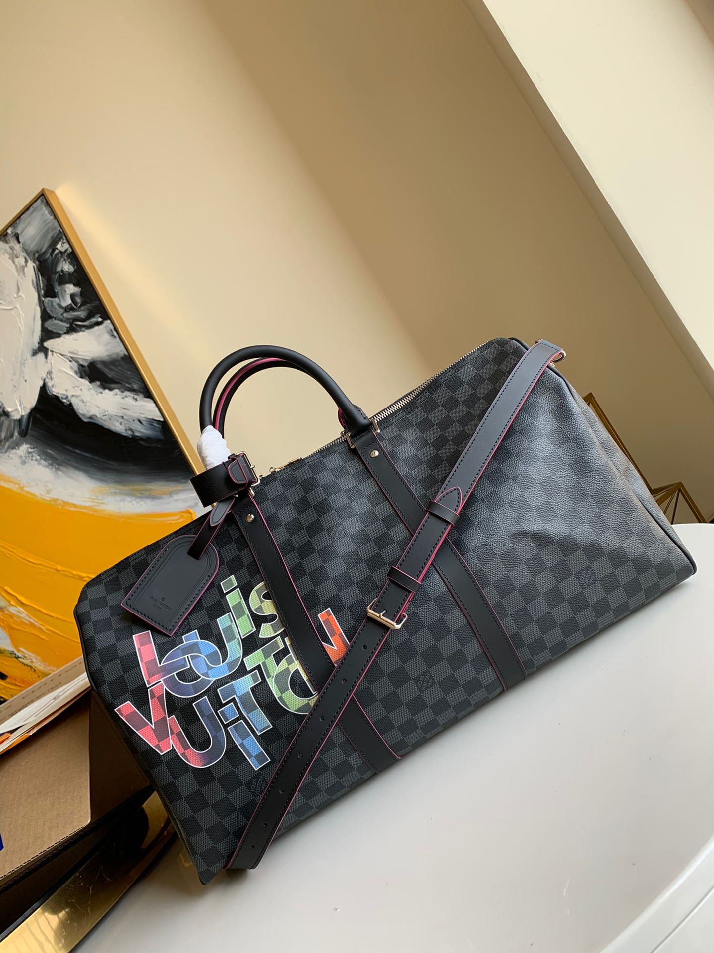 NO:395627,【Exclusive real photo N40262 picture packaging】M41416 N40262,N40264 The classic travel bag (with shoulder strap) launched this season is soft, and it uses Damier Graphite canvas. The new color interwoven letters Louis Vuitton brand logo from the side is printed with Virgil Abloh, the artistic director of men's clothing. It is small in size and can be used as a luggage on the body. It can easily fit the clothes of the week into abundance of interior space. 50.0 x 29.0 x 23.0 cm (length x height x width) with exclusive version packaging.,LV [original leather],louis vuitton,louis vuitton19860909【独家实拍N40262配图包装】M41416 N40262,N40264本季推出的经典旅行袋（配肩带）材质柔软,选用 Damier Graphite 帆布,侧面印有男装艺术总监 Virgil Abloh 的新款彩色交织字母路易威登品牌标识.体积小巧,可作为随身上机行李.可将一周衣着轻松装入充裕内部空间.50.0 x 29.0 x 23.0 cm (长 x 高 x 宽)配独家对版包装 .,LV【原厂皮】,louis vuitton,louis vuitton,Bag