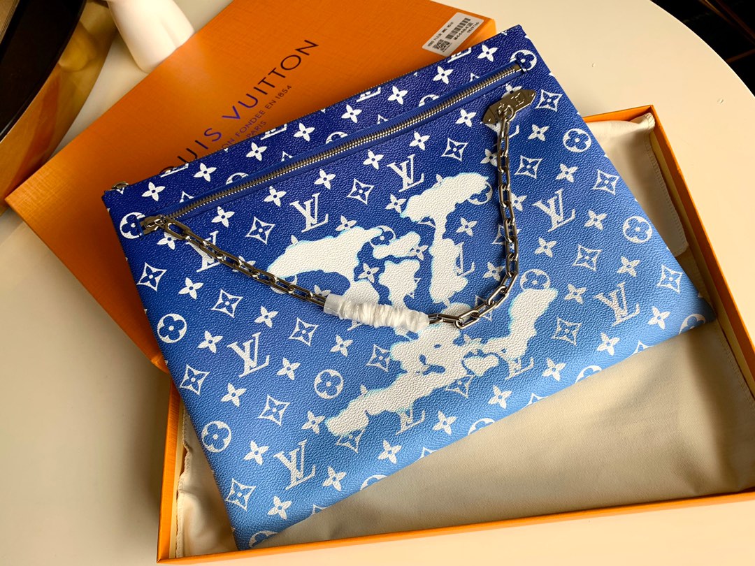 NO:395723,【Exclusive real photo M44484】makes daily essential items within reach. The classic design with two zipper compartments makes travel and access safer and more convenient. The front is decorated with orange resin chain straps to add a modern atmosphere. The chain design is novel and clever, super eye-catching, perfect combination of classic and fashionable. Size 35.5 x 27.0 x 1.5 cm.,LV【Original Leather】,louis vuitton19860909【独家实拍M44484】可令日常必备物品触手可及.配有两个拉链隔层的经典设计令出行与取用物品更为安全与方便.正面饰有橙色树脂链带,增添现代气息.链条设计,新颖巧妙,超级吸睛,经典与时尚完美结合. 尺寸 35.5 x 27.0 x 1.5 cm .,LV【原厂皮】,louis vuitton,Bag