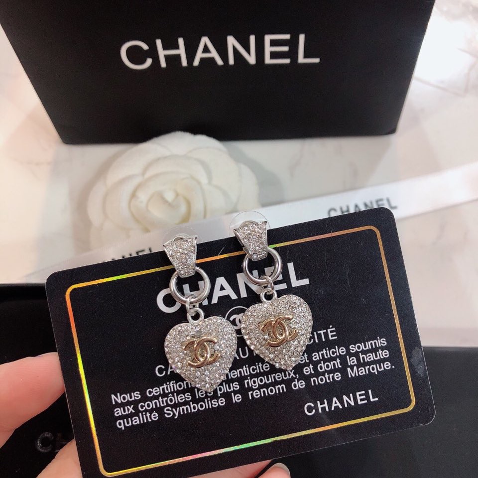 香奈儿早春新款耳钉，Chanel造型设计专柜黄铜，很清新一款耳环 修饰脸型 上身图特别优雅 适合各种场合