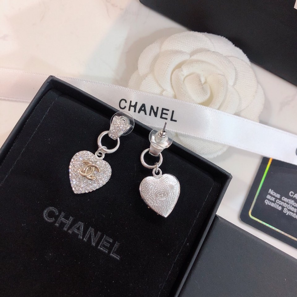香奈儿早春新款耳钉，Chanel造型设计专柜黄铜，很清新一款耳环 修饰脸型 上身图特别优雅 适合各种场合