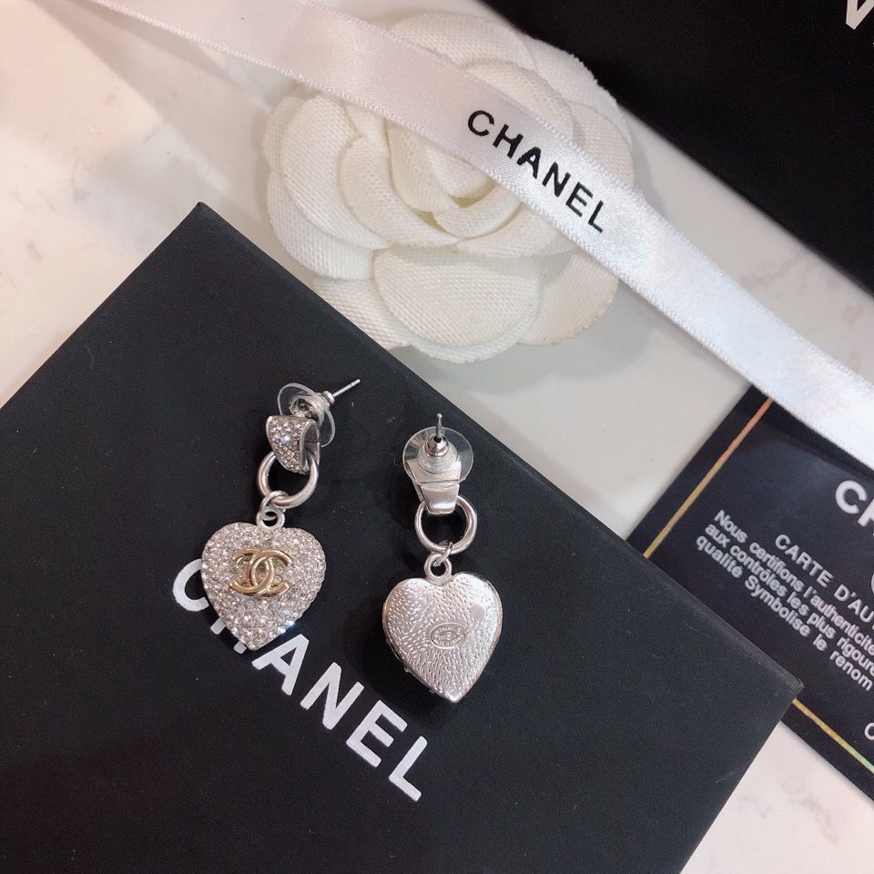 香奈儿早春新款耳钉，Chanel造型设计专柜黄铜，很清新一款耳环 修饰脸型 上身图特别优雅 适合各种场合