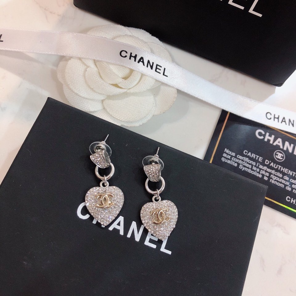 香奈儿早春新款耳钉，Chanel造型设计专柜黄铜，很清新一款耳环 修饰脸型 上身图特别优雅 适合各种场合