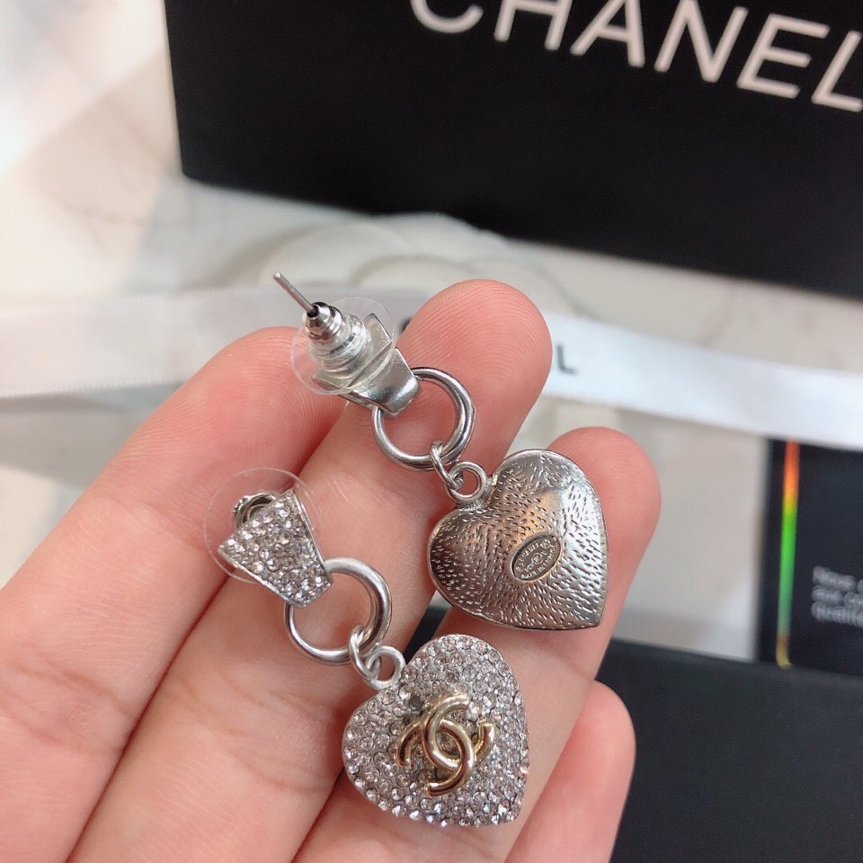 香奈儿早春新款耳钉，Chanel造型设计专柜黄铜，很清新一款耳环 修饰脸型 上身图特别优雅 适合各种场合