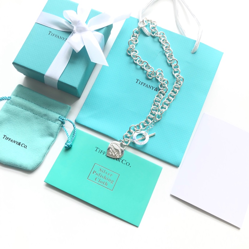 NO:104586,Tiffany&Co 1837 Love clavicle chain is engraved with the founding year of Tiffany, perfectly interpreted with smooth curves and contours. This pendant is simple and classic, extremely charming. Tiffany necklace, tiffany, necklace19860909Tiffany&Co 1837 爱心锁骨链 镌刻着蒂芙尼的创始年份,以流畅的曲线和轮廓进行完美诠释.此款吊坠简约经典,无比迷人.,蒂芙尼项链,tiffany,necklace,Jewelry