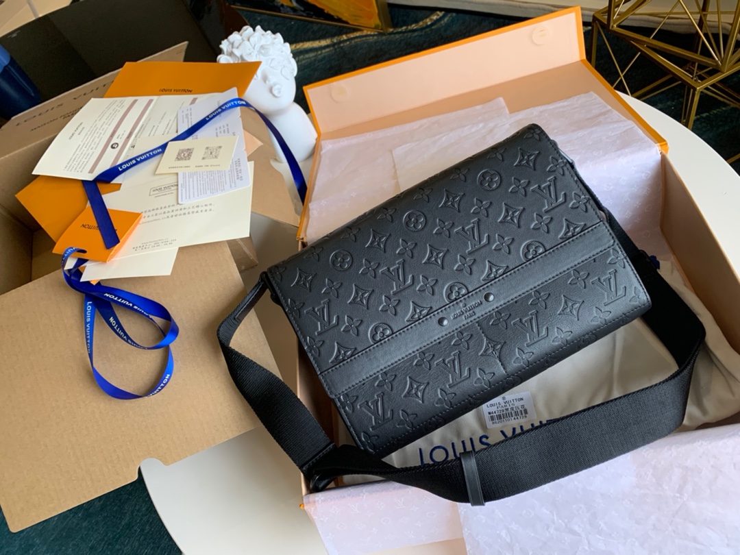 NO:395622,[Exclusive real photo M44729 picture-adjusted packaging] Sprinter messenger bag is cleverly lined with Monogram embossed pattern. Monogram Shadow soft cowhide, embellished with matte metal parts. The outer bag, zippered back pocket and inner patch pocket make the following orderly. Detailed features. Size 32.0x 21.0x 11.0 picture-adjusted packaging.,LV [original leather],louis vuitton,cowhide19860909【独家实拍M44729配图精品包装】Sprinter 信使包以 Monogram 压纹图案巧衬 Monogram Shadow 软牛皮,点缀哑光金属件.外袋、拉链后袋及内贴袋令随行所需井然有序.详细特征.尺寸32.0x 21.0x 11.0 配图精品包装 .,LV【原厂皮】,louis vuitton,cowhide,Bag