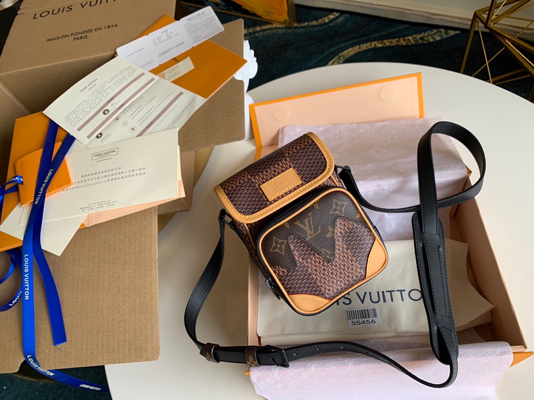 NO:395646,[Exclusive real-life M55456 with picture quality packaging] Camera bag, coin wallet, autumn and winter NiGo cooperation series AMAZONE camera bag, unique plaid with unique flavor, double-layer design and practical space, integrating leisure and business!  size 13×18×8 cm with picture quality packaging.,LV【original leather】,louis vuitton,wallets19860909【独家实拍M55456配图片精品包装】相机包 零钱包 秋冬季 NiGo合作系列 AMAZONE相机包,独特的格纹别具一番风味,双层设计实用空间充实,集休闲、商务一体！size 13×18×8 cm 配图片精品包装 .,LV【原厂皮】,louis vuitton,wallets,Bag