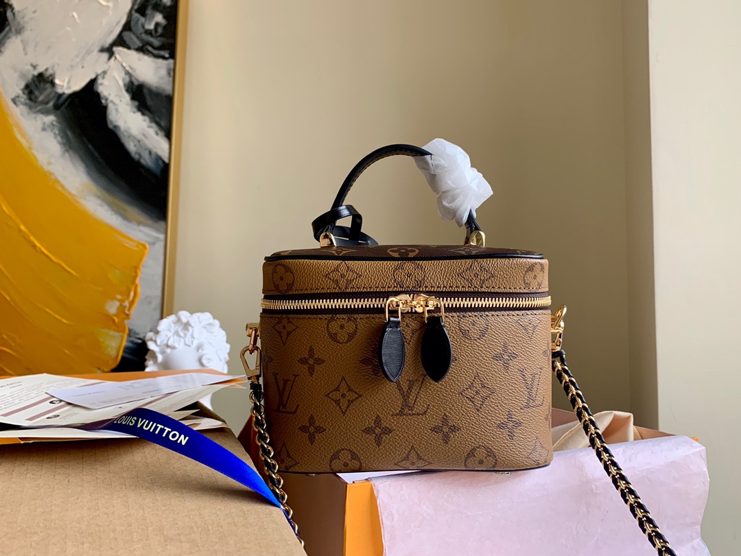 NO:396317,【Exclusive real photo M45165 with boutique packaging】VANITY small handbag produced by FL factory. Spring and summer witness Nicolas Ghesquitère is a contemporary movement written for Louis Vuitton travel heritage. This urban handbag is reinterpreted with the Nice makeup bag with Monogram and Monogram Reverse canvas. Whether it is carried or leather chain straps to achieve shoulder or crossbody, it can make the soft and light design move with you. Picture packaging size: 19x13x11cm price adjustment.650, LV [original leather], louis vuitton, louis vuitton, versace, cosmetic bags & cases19860909【独家实拍M45165配精品包装】FL厂出品 VANITY 小号手袋 春夏季见证 Nicolas Ghesquitère 为路易威登旅行传承谱写的当代乐章.本款都市手袋以 Monogram 和 Monogram Reverse 帆布重绎 Nice 化妆包,无论手提或系上皮革链条肩带实现肩背或斜挎,均可令柔软轻盈的设计随身而动.配图片包装size:19x13x11cm 调价.650,LV【原厂皮】,louis vuitton,louis vuitton,versace,cosmetic bags & cases,Bag