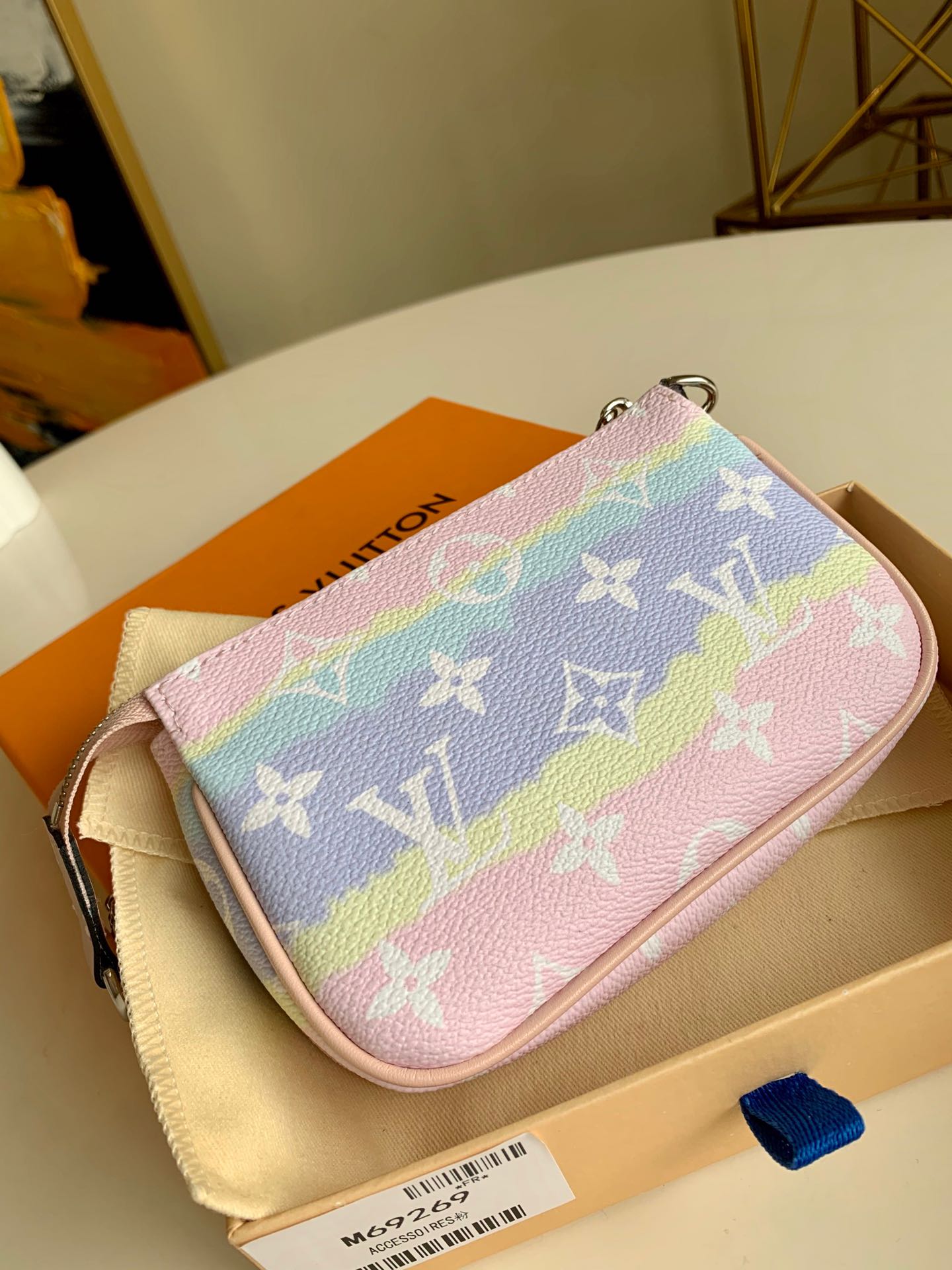 NO:395624,【Exclusive real photo M69269 pink】LV ESCALE POCHETTE ACCESSOIRES Mini Clutch Bag Summer LV Escale accessories and leather goods series are once again interpreted by Pochette Accessoires mini clutch. Monogram Giant canvas presents soft tie-dye printing, and the exquisite chain is easy to fix in the handbag or belt. Detailed features!  15.5x 10.5x 4.0 cm , (Length x Height x Width), Monogram coated canvas, cowhide, fabric lining, metal parts, chain with hook buckles, zipper closure...,LV【Original leather】,louis vuitton,handbag,cowhide19860909【独家实拍M69269 粉色】LV ESCALE POCHETTE ACCESSOIRES 迷你手拿包 夏季 LV Escale 配饰和皮具系列再度诠释 Pochette Accessoires 迷你手拿包.Monogram Giant 帆布呈现柔美扎染印花,精致链条方便固定于手袋或腰带.详细特征！15.5x 10.5x 4.0 cm 、(长x 高x 宽) 、Monogram 涂层帆布、牛皮饰边、织物内衬、金属件、链条配有钩扣、拉链封口..,LV【原厂皮】,louis vuitton,handbag,cowhide,Bag