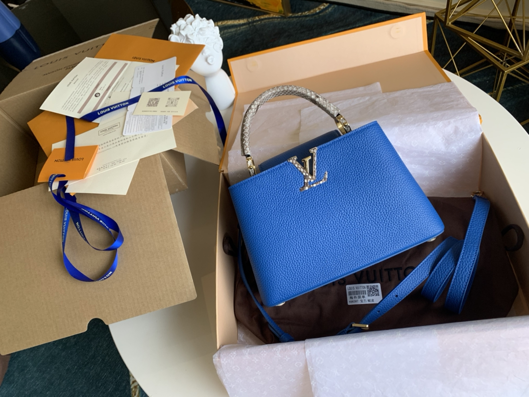 NO:395626,【Exclusive real photo M98387】Naying same veil bag Capucines small handbag Red gold buckle This model is made of Taurillon leather material and matched with eye-catching rose gold metal. The shape is small, the fashionable and soft colors complement the simple and simple appearance. It is equipped with a lady-style top handle, can be shoulder-mounted, cross-body, or can be carried. Size 27x18x9cm, super high-quality packaging with pictures., LV [original leather], louis vuitton19860909【独家实拍M98387】那英同款盖头包Capucines 小号 手袋 红色金扣这款采用Taurillon皮革材质,搭配醒目的玫瑰金金属 造型小巧,时尚柔美的色彩与简约素净的外观相得益彰,配有淑女风格的顶部手柄,可肩背,可斜挎,亦可手提.尺寸27x18x9cm 配图超精品包装.,LV【原厂皮】,louis vuitton,Bag