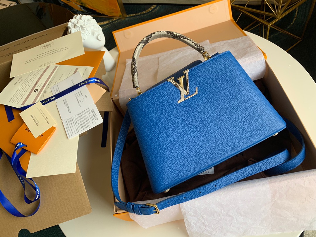 NO:395628,[Exclusive real photo M98388 with boutique packaging] Naying same veil bag Capucines medium size handbag Red gold buckle This model is made of Taurillon leather material and matched with eye-catching rose gold metal. The shape is small, the fashionable and soft color complements the simple and simple appearance. It is equipped with a lady-style top handle, which can be shoulder-mounted, cross-body, or hand-held. Size 31X21x11cm Pictured super boutique packaging., LV [original leather], louis vuitton19860909【独家实拍M98388配精品包装】那英同款盖头包Capucines 中号 手袋 红色金扣这款采用Taurillon皮革材质,搭配醒目的玫瑰金金属 造型小巧,时尚柔美的色彩与简约素净的外观相得益彰,配有淑女风格的顶部手柄,可肩背,可斜挎,亦可手提.尺寸31X21x11cm 配图超精品包装.,LV【原厂皮】,louis vuitton,Bag