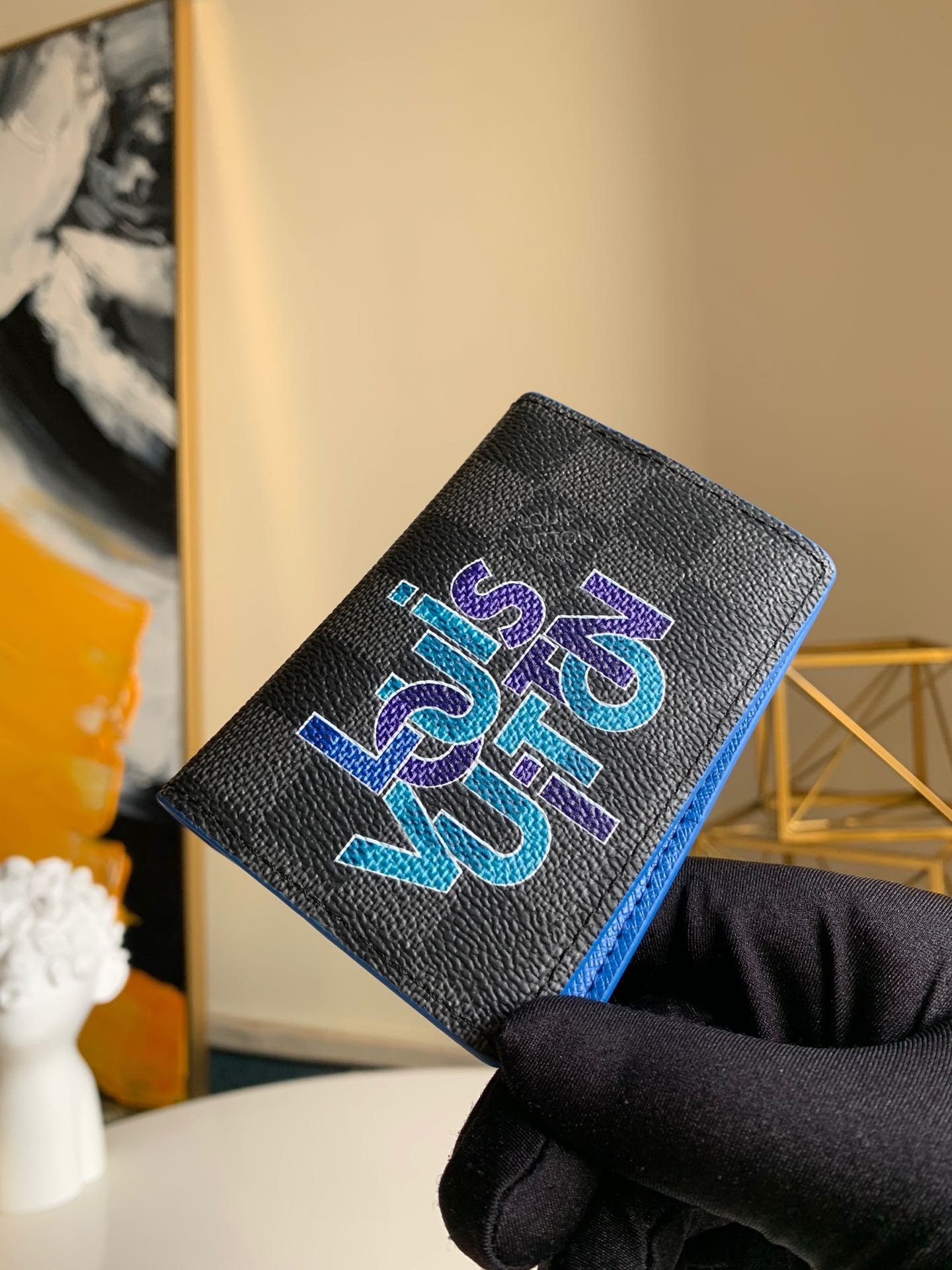 NO:395630,【Exclusive Real Shot N60300】The blue slim pocket wallet is made of classic Damier Graphite coated canvas, and the Louis Vuitton blue interwoven letter design adds graphic beauty. The multi-functional interior design includes 5 inner bags and 3 credit card slots. It can be easily placed in a handbag or handbag. Detailed features!  8.0x 11.0x 1.0 cm , (Length x Height x Width) .,LV【Original Leather】,louis vuitton,louis vuitton19860909【独家实拍N60300】蓝色纤薄的口袋钱夹选用经典 Damier Graphite 涂层帆布,路易威登蓝色交织字母设计增添图形美感.多功能内部设计,包含 5 个内袋和 3 个信用卡槽.可以轻松置入手袋或提包中.详细特征！8.0x 11.0x 1.0 cm 、(长x 高x 宽) .,LV【原厂皮】,louis vuitton,louis vuitton,Bag