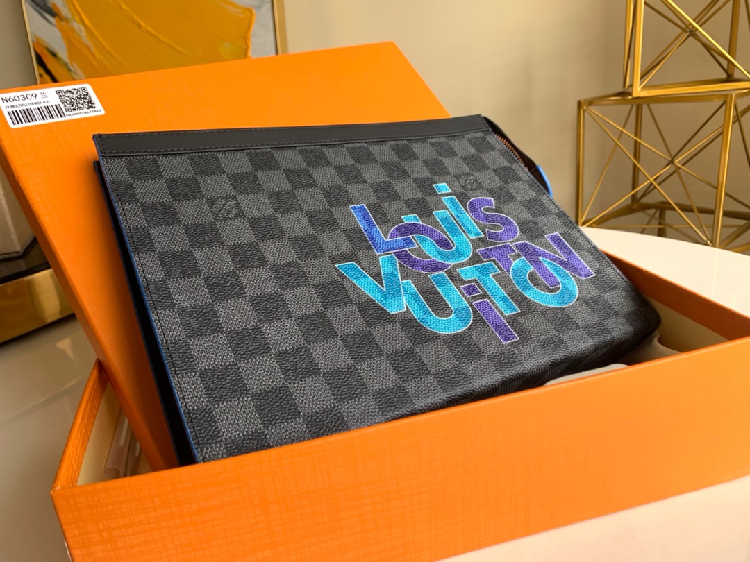 NO:395636,【Exclusive real photo M60308】Damier Graphite canvas, printed with men's art director This handbag is a combination of Taga leather and Monogram canvas to paint harmonious colors and outline simple lines. It has a variety of functions and can be placed in the bag as a travel bag or held in the hand to show a fashionable style. The spacious interior space and support panel design make it easy to access private essentials. Size 27 x 21 x 3cm 2019.,LV [original leather],louis vuitton19860909【独家实拍M60308】Damier Graphite 帆布,印有男装艺术总监 此款手包为 Taga 皮革和 Monogram 帆布的结合涂抹和谐色彩,勾勒简明线条.功能多样,既可作为旅行袋放于包中,亦可持于手中,展现时尚风格.宽敞的包内空间加上撑板设计,方便取用私人必备品.尺寸27 x 21 x 3cm 2019.,LV【原厂皮】,louis vuitton,Bag