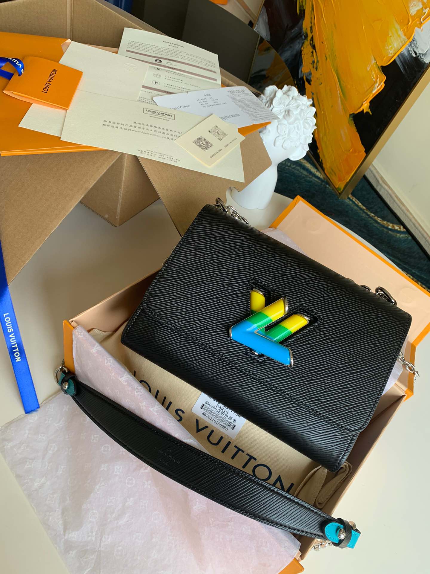 NO:395669,[Exclusive real photo M50280 picture-friendly packaging] TWIST medium size handbag This chic small handbag has a secret. It is bigger than it actually looks. The cleverly designed corrugated bottom provides extra space for placing essentials. The variable chain handle can be slanted back or elegantly shoulder-back. Size 23*18*8cm picture-friendly packaging.,LV [original leather],louis vuitton19860909【独家实拍M50280配图精品包装】TWIST 中号手袋 这款别致的小型手袋藏有一个秘密 它比实际看起来要大. 设计巧妙的波纹状包底为放置必需品提供了额外的空间. 可变式链条手柄可以斜背或优雅地肩背.尺寸23*18*8cm 配图精品包装 .,LV【原厂皮】,louis vuitton,Bag