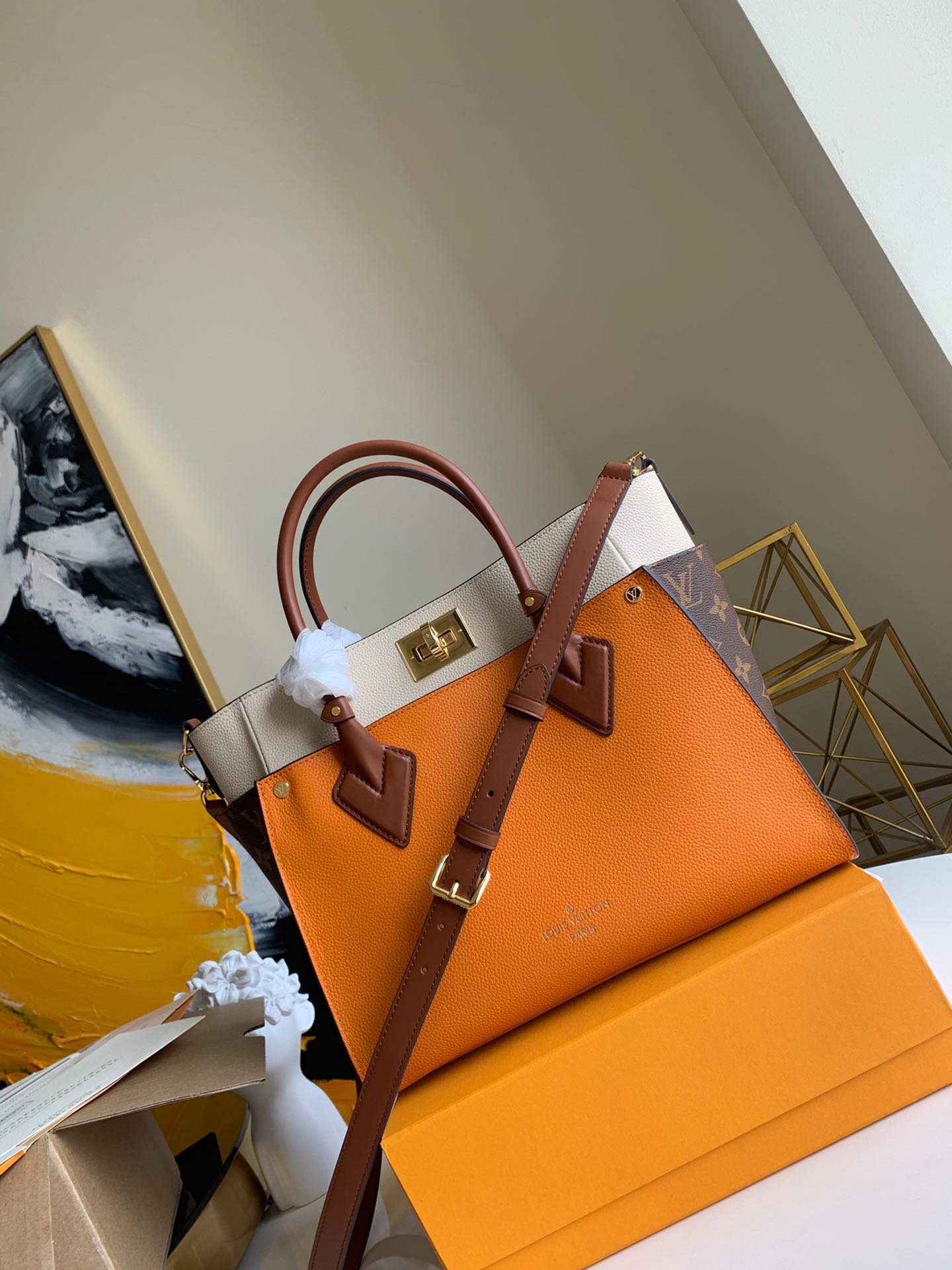 NO:395640,【Exclusive real photo M53824】M53826 On My Side handbag is fine grain calfskin spliced ​​with Nappa Softy leather, implicitly embellished with Monogram tufts. The square design brings spacious space and accommodates daily needs in one fell swoop. The two leather handles are hand-held and the shoulder straps are used for crossbody, making it ideal for daily travel. Size 30.5 x 24.5 x 14.0 cm.950, LV [original leather], louis vuitton, cowhide19860909【独家实拍M53824】M53826 On My Side 手袋为细粒面小牛皮拼接 Nappa Softy 皮革,含蓄点缀 Monogram 簇绒.方形设计带来宽敞空间,一举容纳日常所需.两个皮革手柄可手提,肩带用于斜挎,是平日出行的理想之选.尺寸30.5 x 24.5 x 14.0 cm .950,LV【原厂皮】,louis vuitton,cowhide,Bag