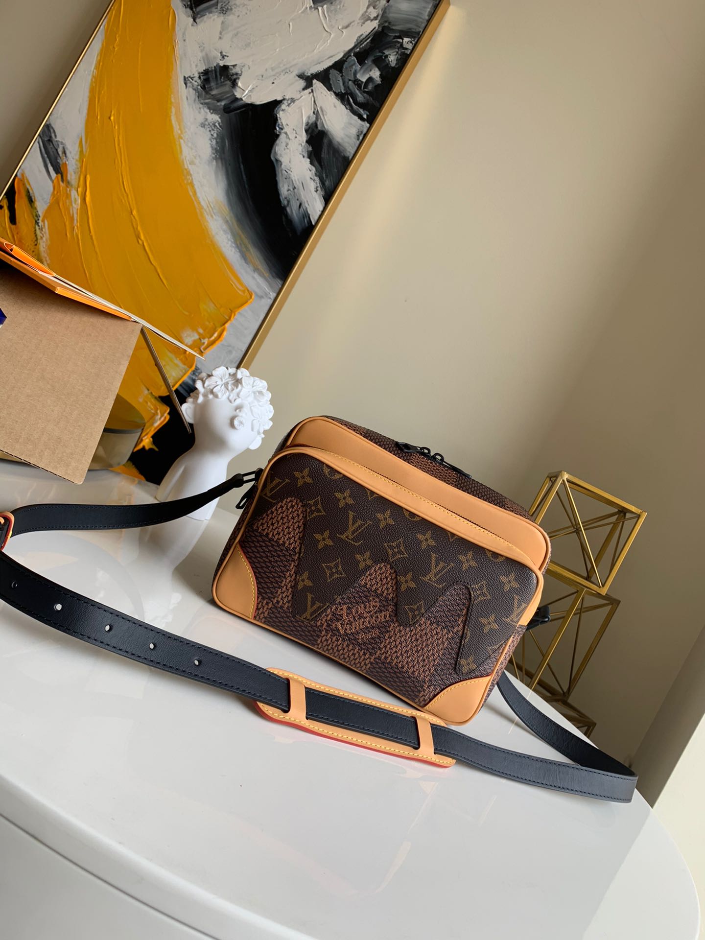 NO:395649,[Exclusive real photo M55455 picture packaging] Size 30x22x9cm, the latest autumn and winter series, the capsule series with the Japanese trendy godfather Nigo is newly released, super Japanese style, the melted pattern is like chocolate ice cream, the super large plaid design gets rid of the old-fashioned taste, the bag design of the classic postman bag returns to the world again. 630, LV [original leather], louis vuitton19860909【独家实拍M55455配图包装】尺寸30x22x9cm,最新秋冬系列,与日本潮流教父nigo的胶囊系列全新释出,超级具备日式风格,融化的图案像巧克力冰淇淋一样,超大的格子设计摆脱了老气成熟的味道,经典邮差包的包型设计再次重出江湖.630,LV【原厂皮】,louis vuitton,Bag