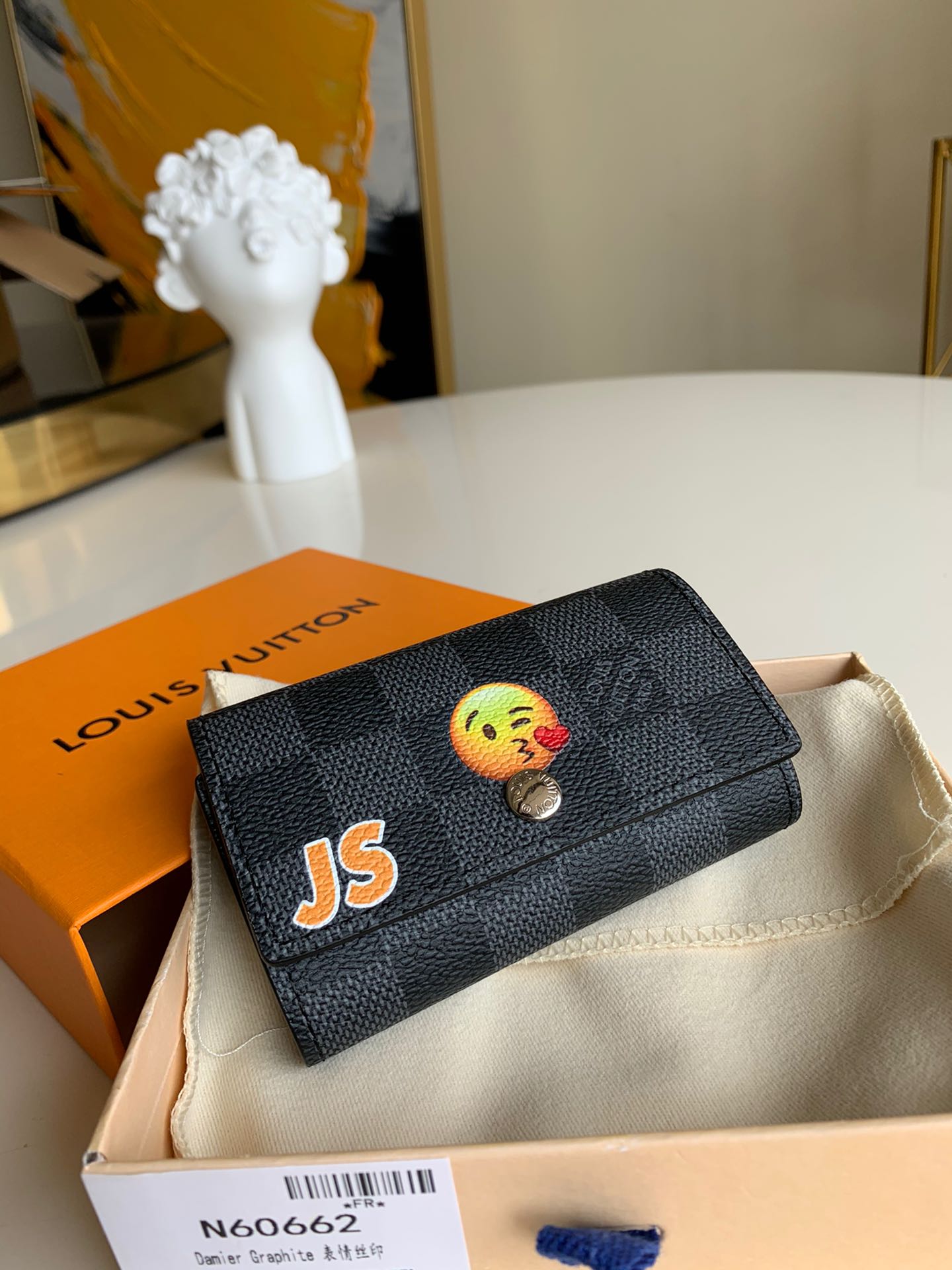 NO:395655,[Exclusive real photo N60662 emoticon bag silk screen] A small and exquisite key bag with six locks that can be buckled with six keys. It is made of Damier canvas and is lined with handbags or briefcases. It is both practical and beautiful!  size:10x7cm.,LV【original leather】,louis vuitton19860909【独家实拍N60662 表情包丝印】 设计小巧精致的钥匙包,设有六个可系扣六把钥匙的锁扣,采用Damier帆布制造,配衬手袋或公事包,既实用又美观！size:10x7cm .,LV【原厂皮】,louis vuitton,Bag