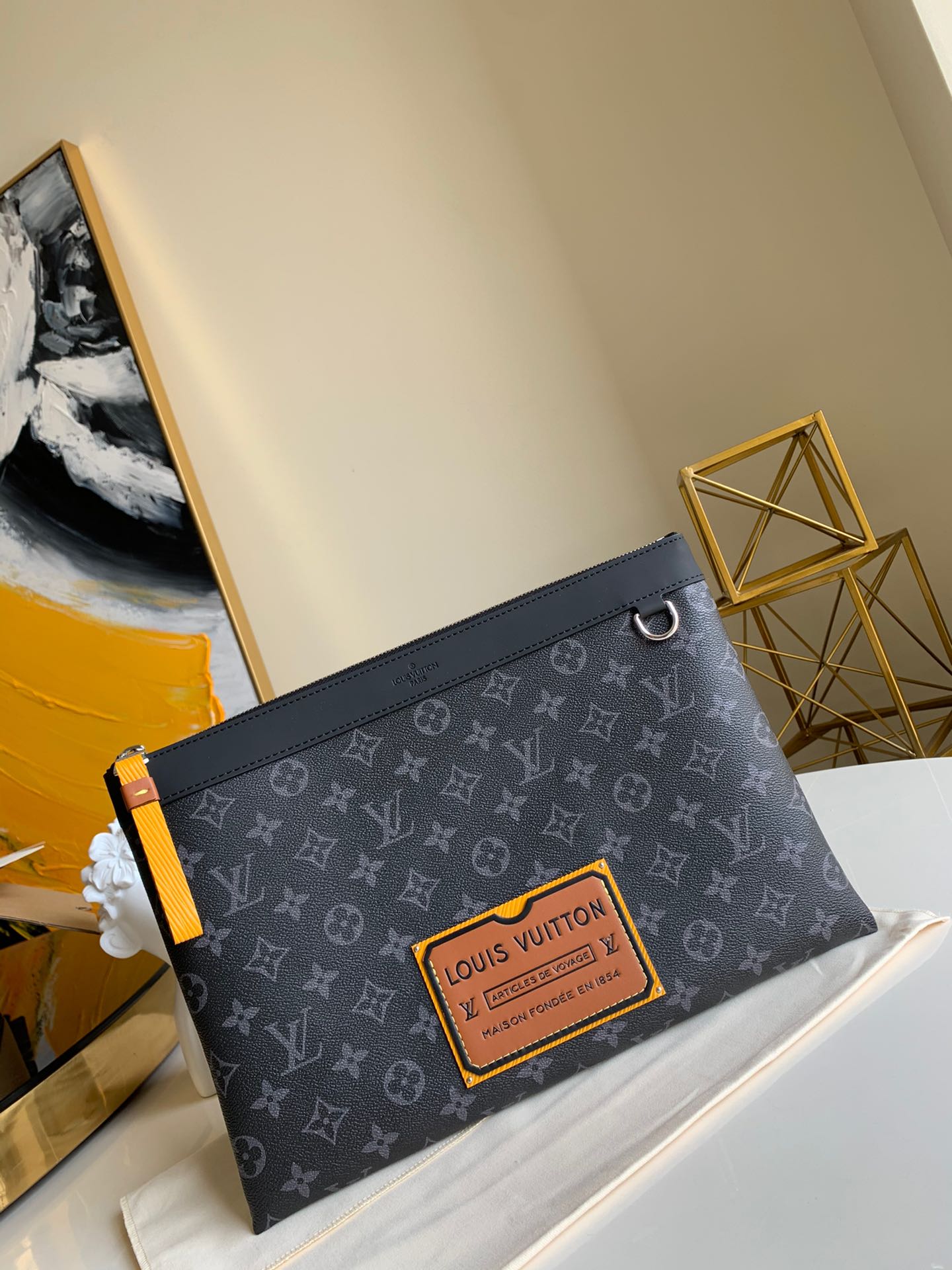 NO:395658,【Exclusive real photo M69256】POCHETTE DISCOVERY handbag Pochette Discovery large handbag is a stylish and spacious travel bag that can safely store newspapers, documents and other products. It belongs to the Gaston Labels limited edition series, made of Monogram Eclipse coated cloth sail, and its embossed leather label is derived from the retro luggage label design collected by L*Vuitton Gaston-L*Vuitton!  size:36x25x2cm.,LV【original leather】,louis vuitton19860909【独家实拍M69256】POCHETTE DISCOVERY 手袋 Pochette Discovery 大号手袋是尚时宽敞的旅手行袋,可安全纳收报纸、文件其和他用品,属于 Gaston Labels 限版量系列,由 Monogram Eclipse 涂层布帆制成,其压纹皮革签标借鉴L*威登Gaston-L*Vuitton 收藏的复古行李签标设计！ size:36x25x2cm .,LV【原厂皮】,louis vuitton,Bag