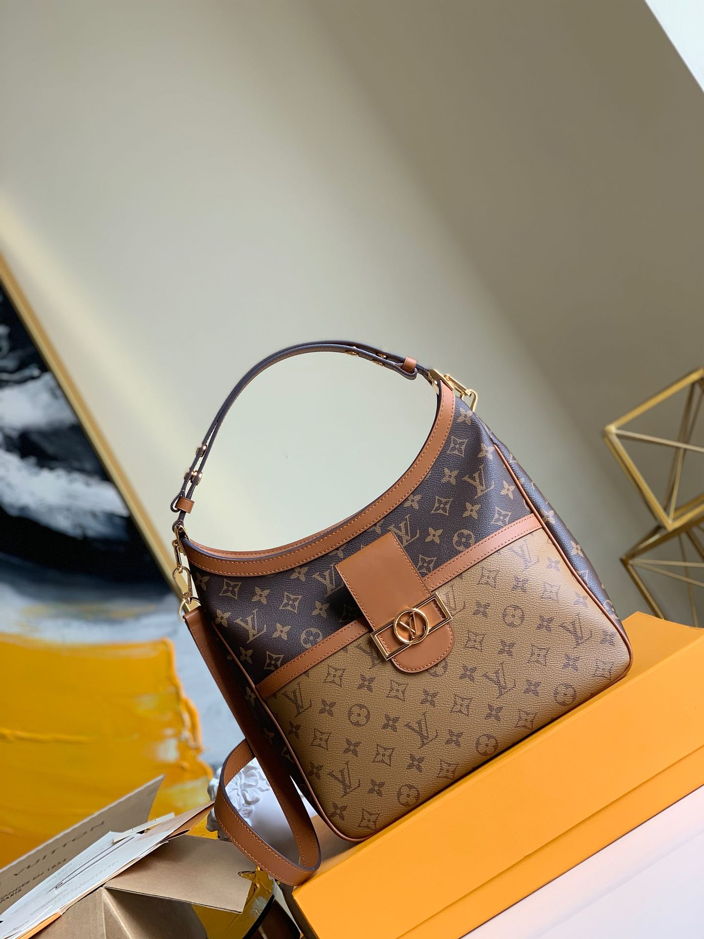 NO:395653,【Exclusive real photo M44394】DAUPHINE One-shoulder handbag M44394 Classic Dauphin handbag series new works are from the early spring series of 2019, and are improved design by women's art director Nicolas Ghesquière. Combining Monogram canvas with Monogram Reverse canvas to show the brand tradition in a modern style, ideal for Monogram canvas lovers. Actual size: 25x30x12.,LV [original leather],louis vuitton,versace19860909【独家实拍M44394】DAUPHINE 单肩手袋 M44394 经典Dauphine手袋系列新作来自2019早春系列,出自女装艺术总监Nicolas Ghesquière之手的改良版设计.将Monogram帆布与Monogram Reverse帆布相结合,以摩登风格展现品牌传统,Monogram帆布爱好者的理想之选.实际尺寸 size : 25x30x12 .,LV【原厂皮】,louis vuitton,versace,Bag