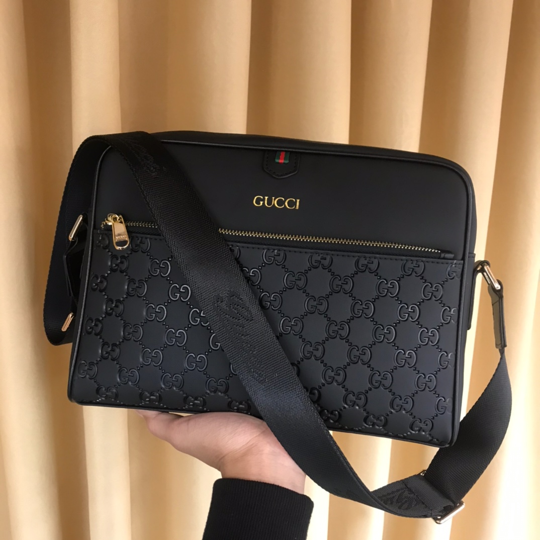🅿330   推出火爆 斜挎包🌲意大利进口牛皮🌲顶级货，🙀精钢五金均有品牌LOGO,看皮的光泽度，看油边