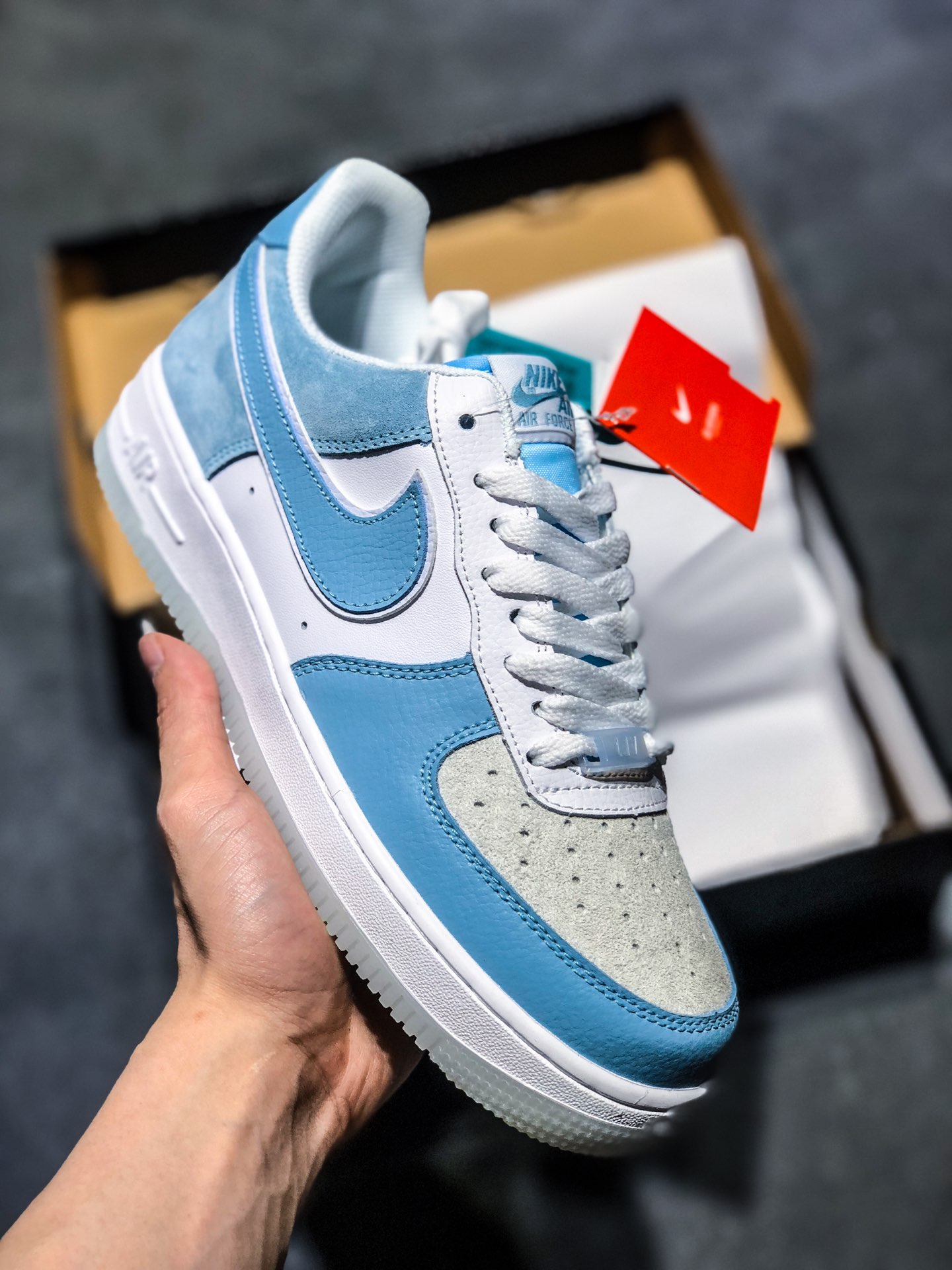 p190 公司级Nk Air Force 1 07 夜光空军白蓝拼接   夜光大底 内置solo气垫  原厂头层皮打造 AO2425-400