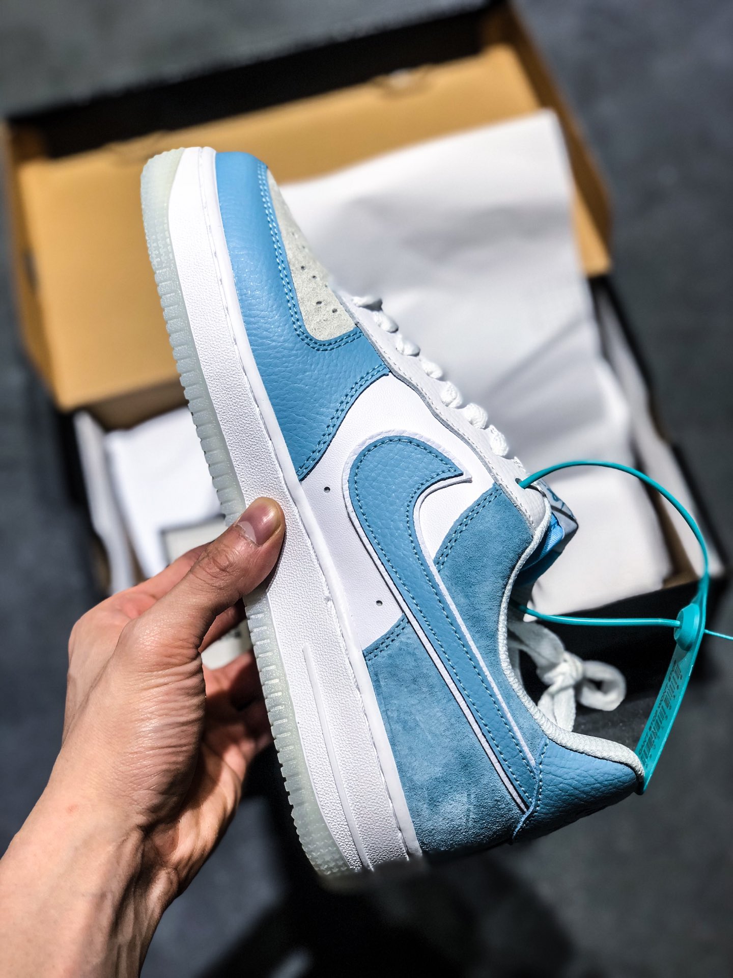 p190 公司级Nk Air Force 1 07 夜光空军白蓝拼接   夜光大底 内置solo气垫  原厂头层皮打造 AO2425-400