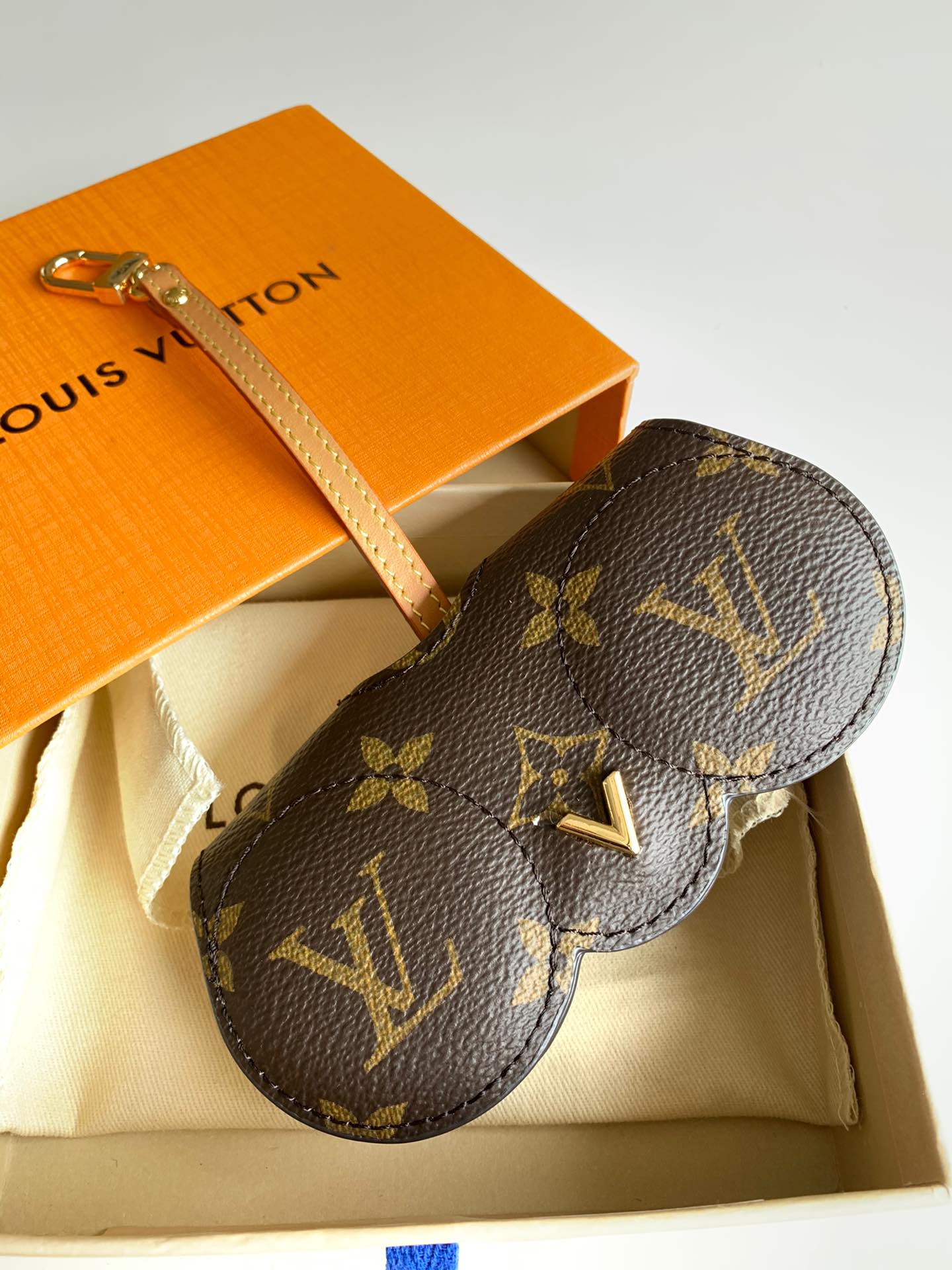 NO:395664,[Exclusive real-life glasses cover] A glasses protective cover that can be matched with either a large bag or a small bag. It is really a super nice and convenient item., LV [original leather], louis vuitton19860909【独家实拍眼镜套】无论是大包或者小包都可以搭配的一款眼镜保护套,真真是超级nice又方便的一款单品了.,LV【原厂皮】,louis vuitton,Bag
