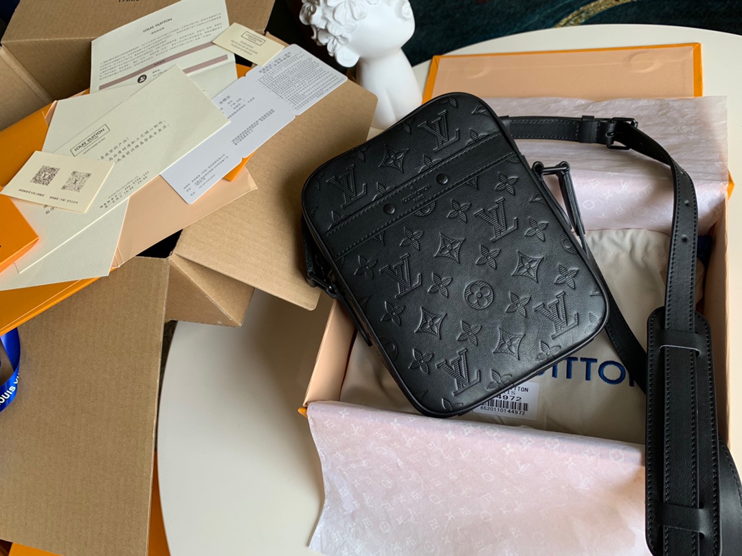 NO:395638,【Exclusive real photo M44972】 Full leather embossed DANUBE postman bag adopts soft Taurillon leather embossed Monogram pattern, matte zipper and exquisite shoulders to bring a new interpretation of Danube handbag. Adjustable shoulder straps are easy to carry with your body. 16.0 x 21.0 x 4.5 cm. 650, LV [original leather], louis vuitton19860909【独家实拍M44972】全皮压花 DANUBE 邮差包 采用柔软 Taurillon 皮革压印 Monogram 图案,哑光拉链与考究肩带来全新演绎 Danube 手袋.可调节肩带便于贴身背携.16.0 x 21.0 x 4.5 cm .650,LV【原厂皮】,louis vuitton,Bag