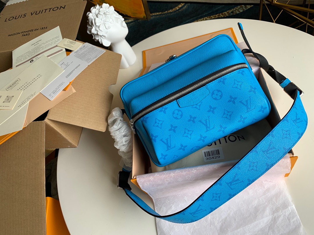 NO:395641,【Exclusive real photo M30429】OUTDOOR Postman series Sky Blue Essential model Size 29.5x20.0x10.5cm With picture packaging.630, LV [original leather], louis vuitton19860909【独家实拍M30429】OUTDOOR 邮差系列天空蓝 必备款 尺寸29.5x20.0x10.5cm 配图片包装.630,LV【原厂皮】,louis vuitton,Bag