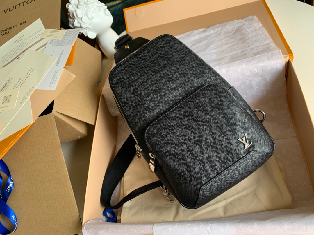 NO:395644,[Exclusive real photo M30443 picture zp packaging] Avenue shoulder bag uses Taga leather to outline the iconic lines, embellish the letters, and has the function of the front zipper bag and the inner patch bag, providing a trendy choice other than the traditional backpack. Adjustable shoulder straps and hooks to achieve the right and left carrying method. Picture zp packaging Size 20.0 x 31.0 x 10.0 cm .770, LV [original leather], louis vuitton, shoulder bags19860909【独家实拍M30443配图zp包装】Avenue 单肩包采用 Taga 皮革勾勒标志性线条,点缀字母,更有前拉链袋与内贴袋融入功能性,提供传统双肩包之外的潮流之选.可调节肩带与钩扣实现左右背携方式.配图zp包装 尺寸20.0 x 31.0 x 10.0 cm .770,LV【原厂皮】,louis vuitton,shoulder bags,Bag